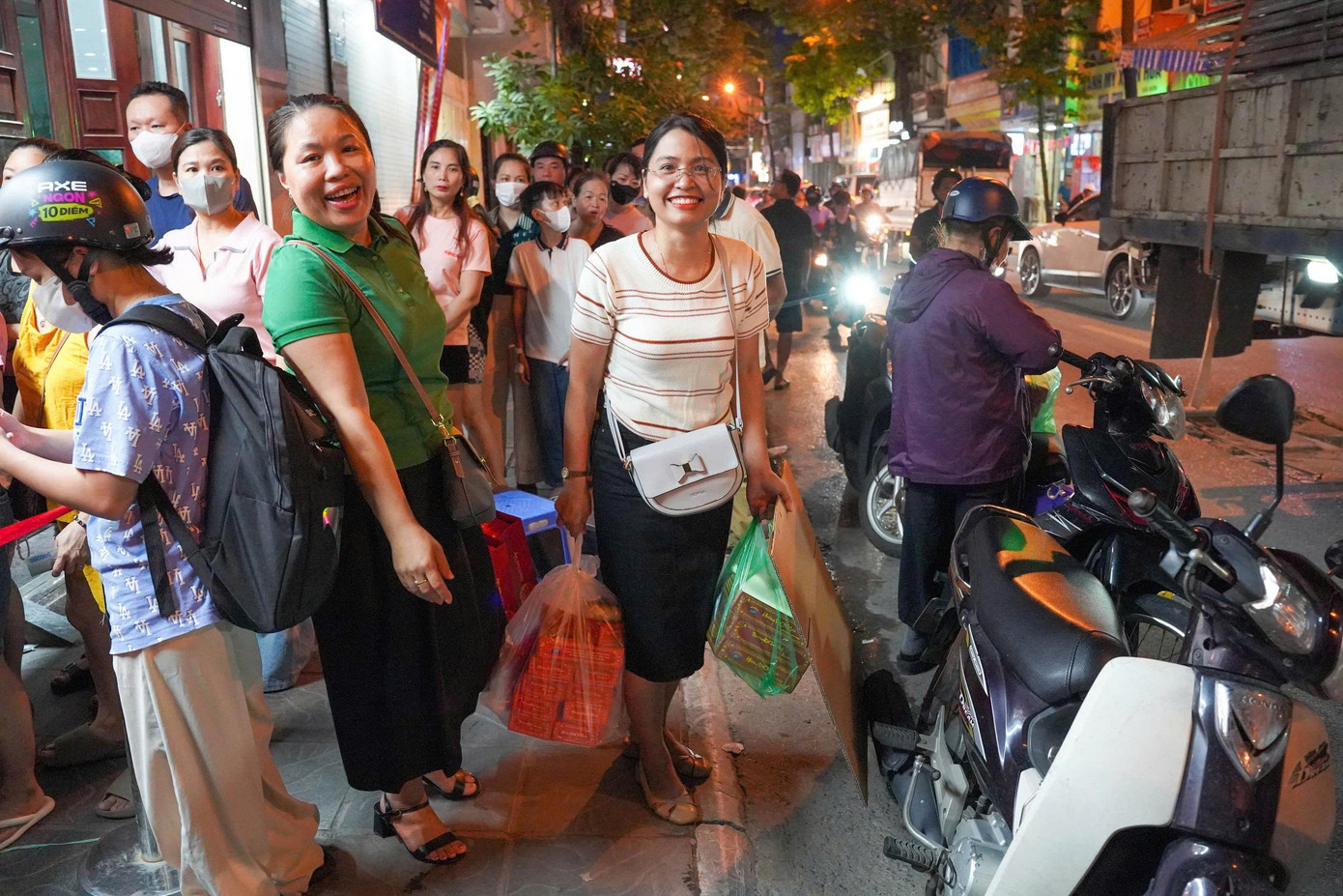Hà Nội: Đông nghịt người xếp hàng mua bánh Trung thu- Ảnh 10.