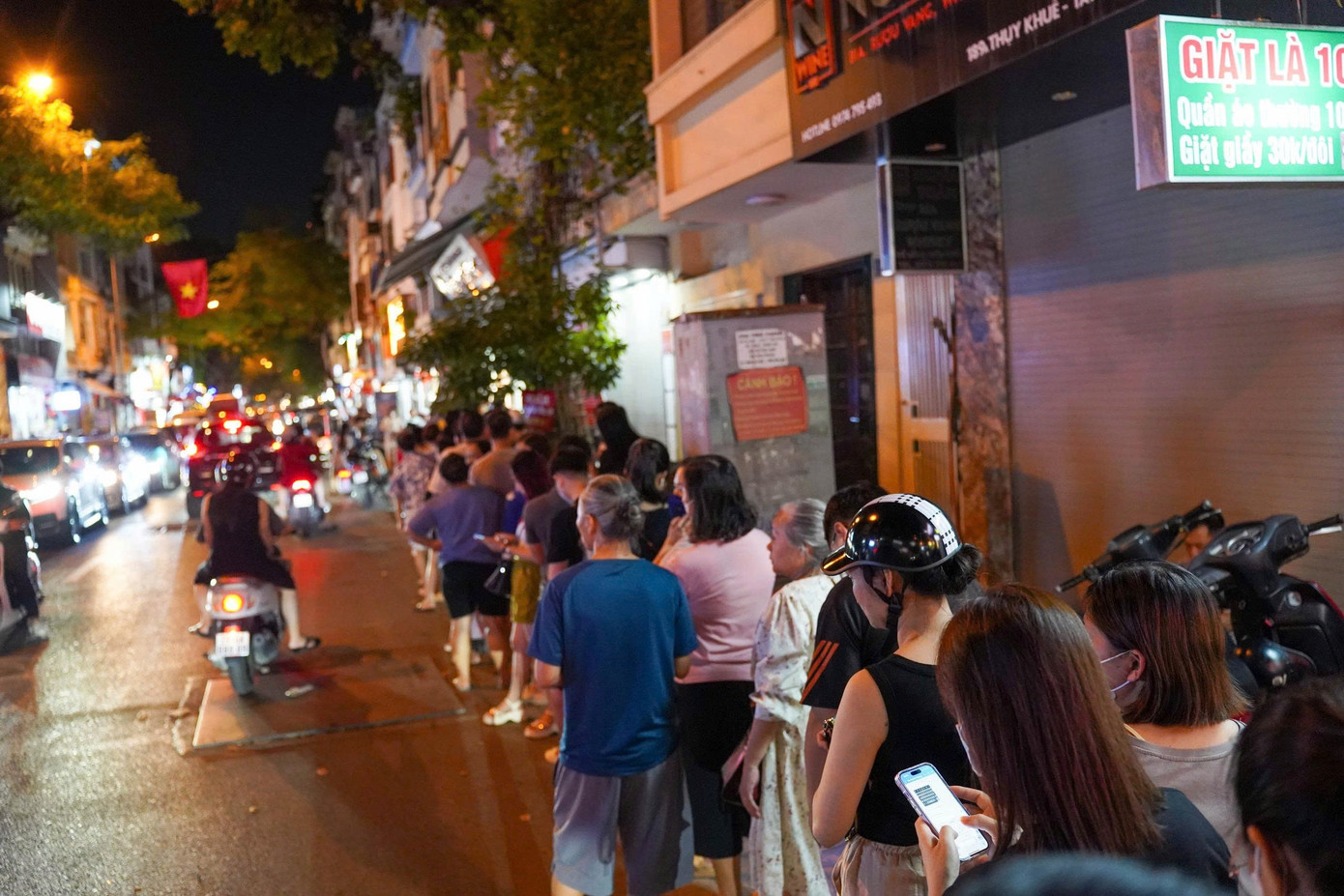 Hà Nội: Đông nghịt người xếp hàng mua bánh Trung thu- Ảnh 12.