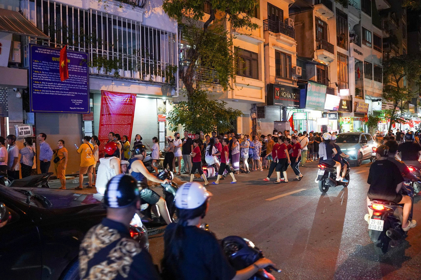 Hà Nội: Đông nghịt người xếp hàng mua bánh Trung thu- Ảnh 13.