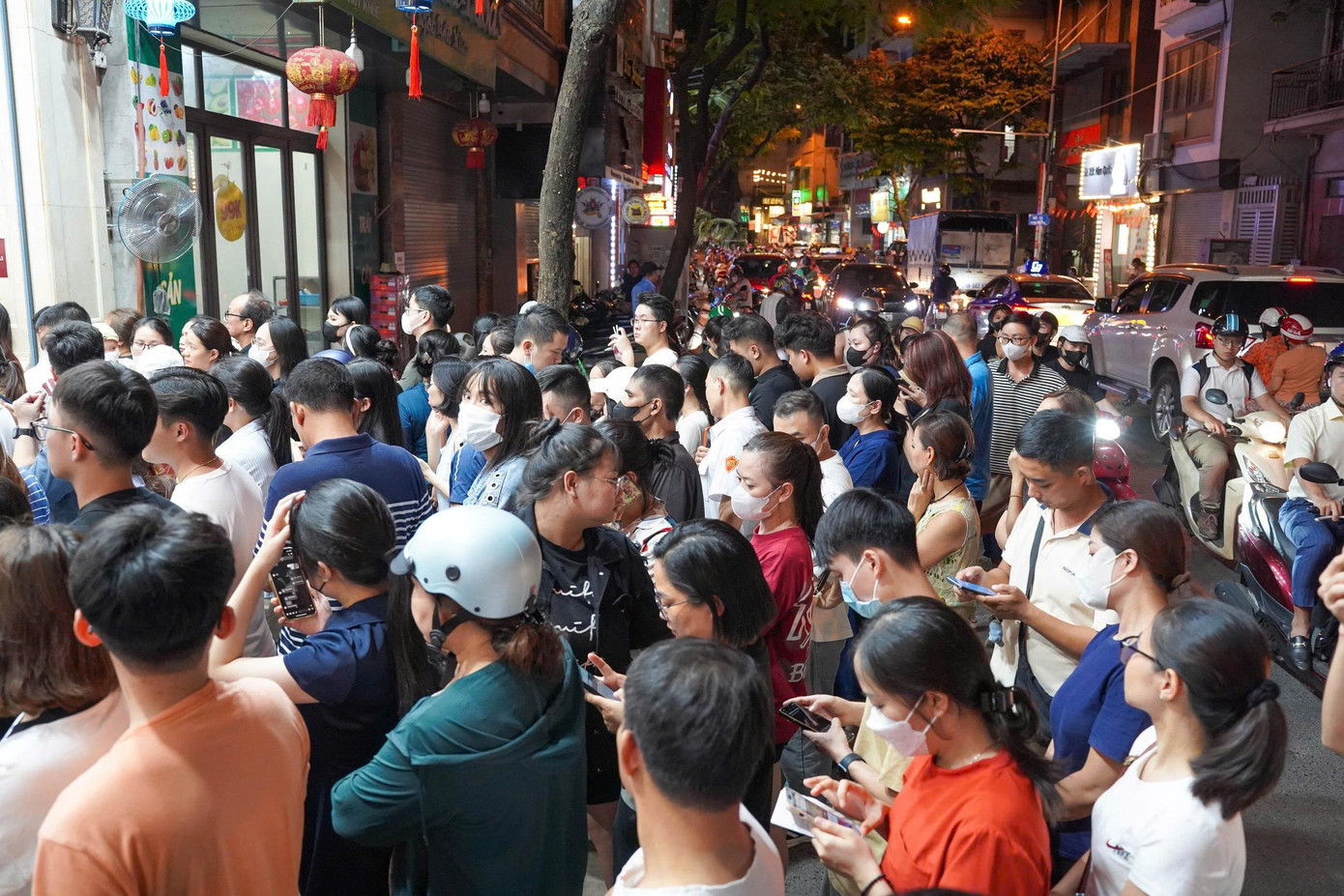 Hà Nội: Đông nghịt người xếp hàng mua bánh Trung thu- Ảnh 4.
