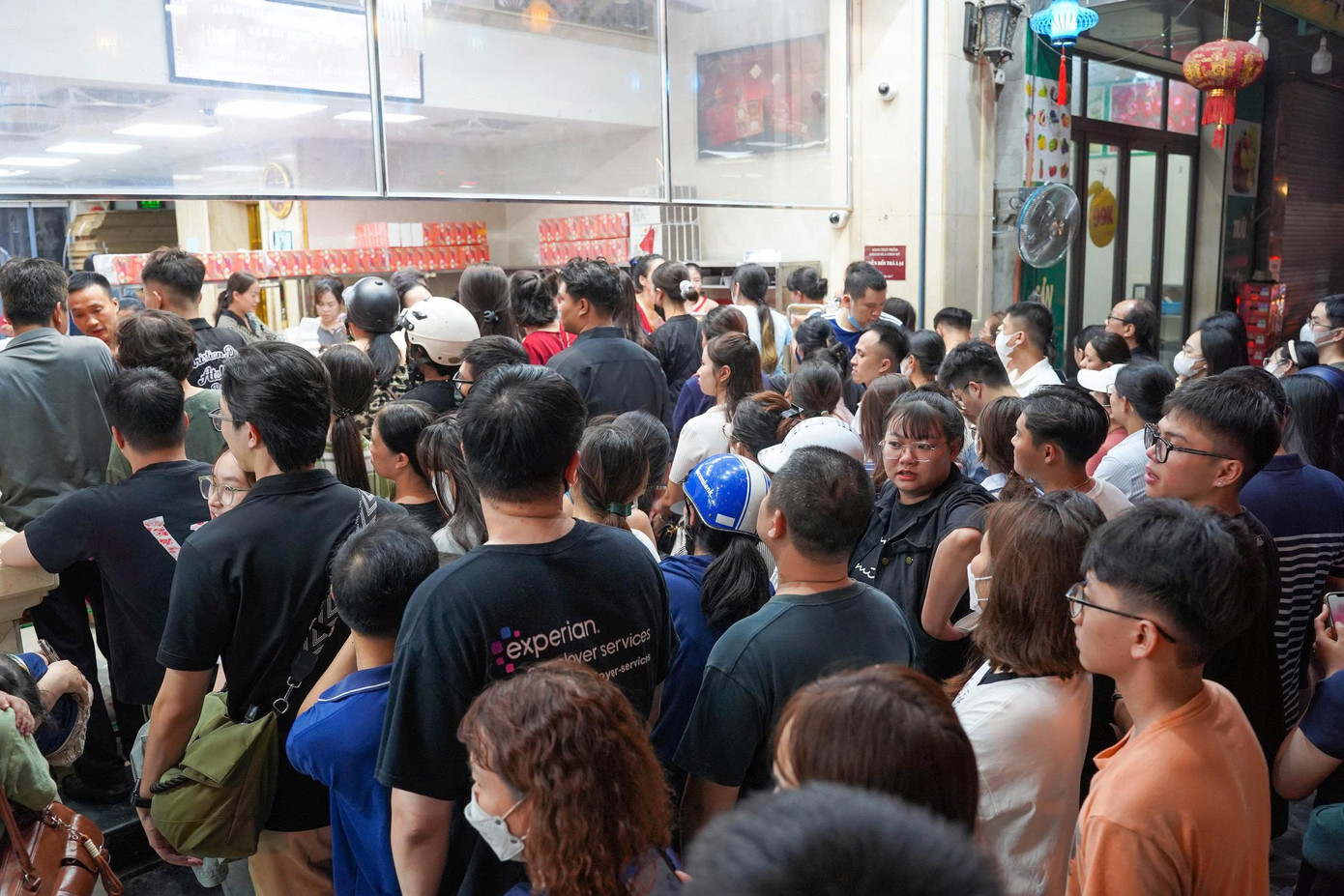 Hà Nội: Đông nghịt người xếp hàng mua bánh Trung thu- Ảnh 14.