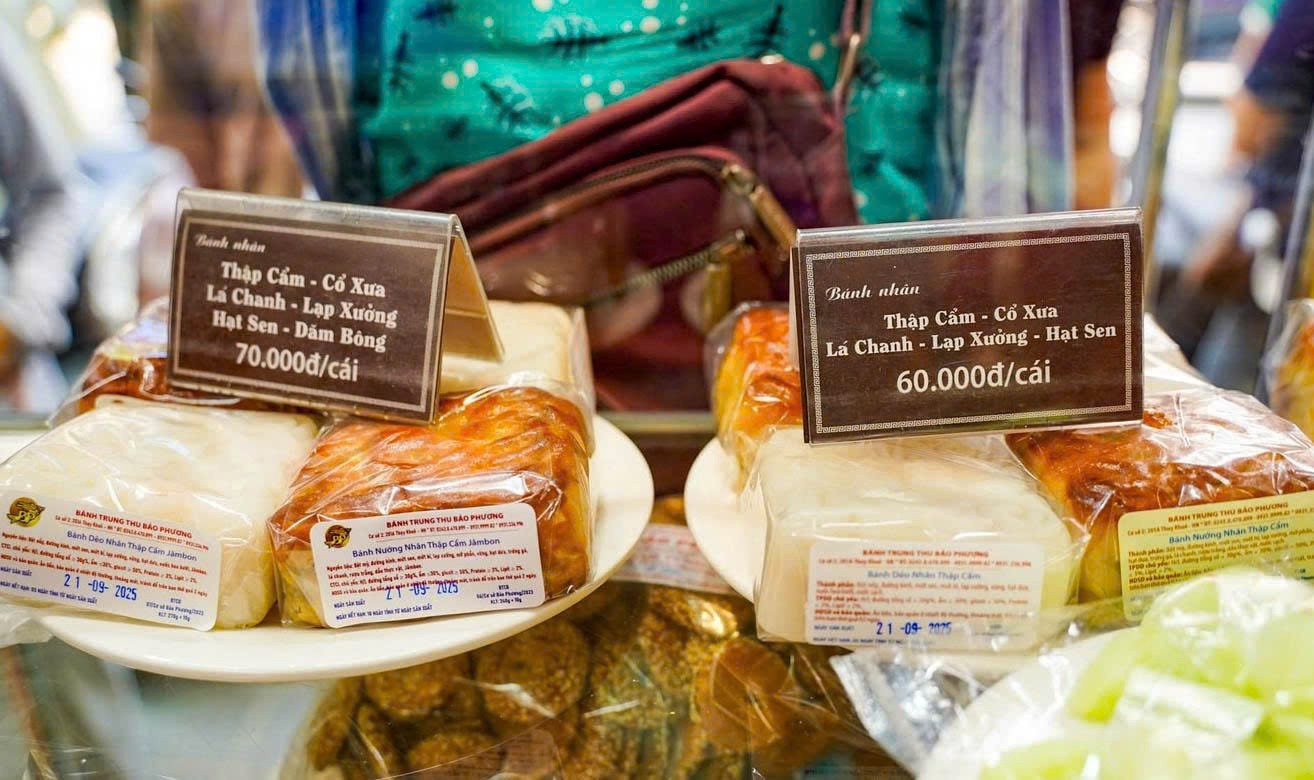 Hà Nội: Đông nghịt người xếp hàng mua bánh Trung thu- Ảnh 7.