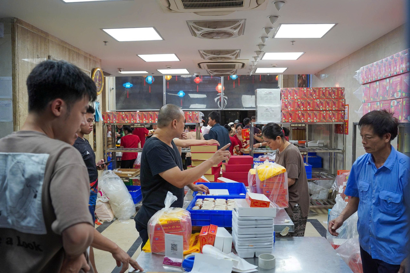 Hà Nội: Đông nghịt người xếp hàng mua bánh Trung thu- Ảnh 11.