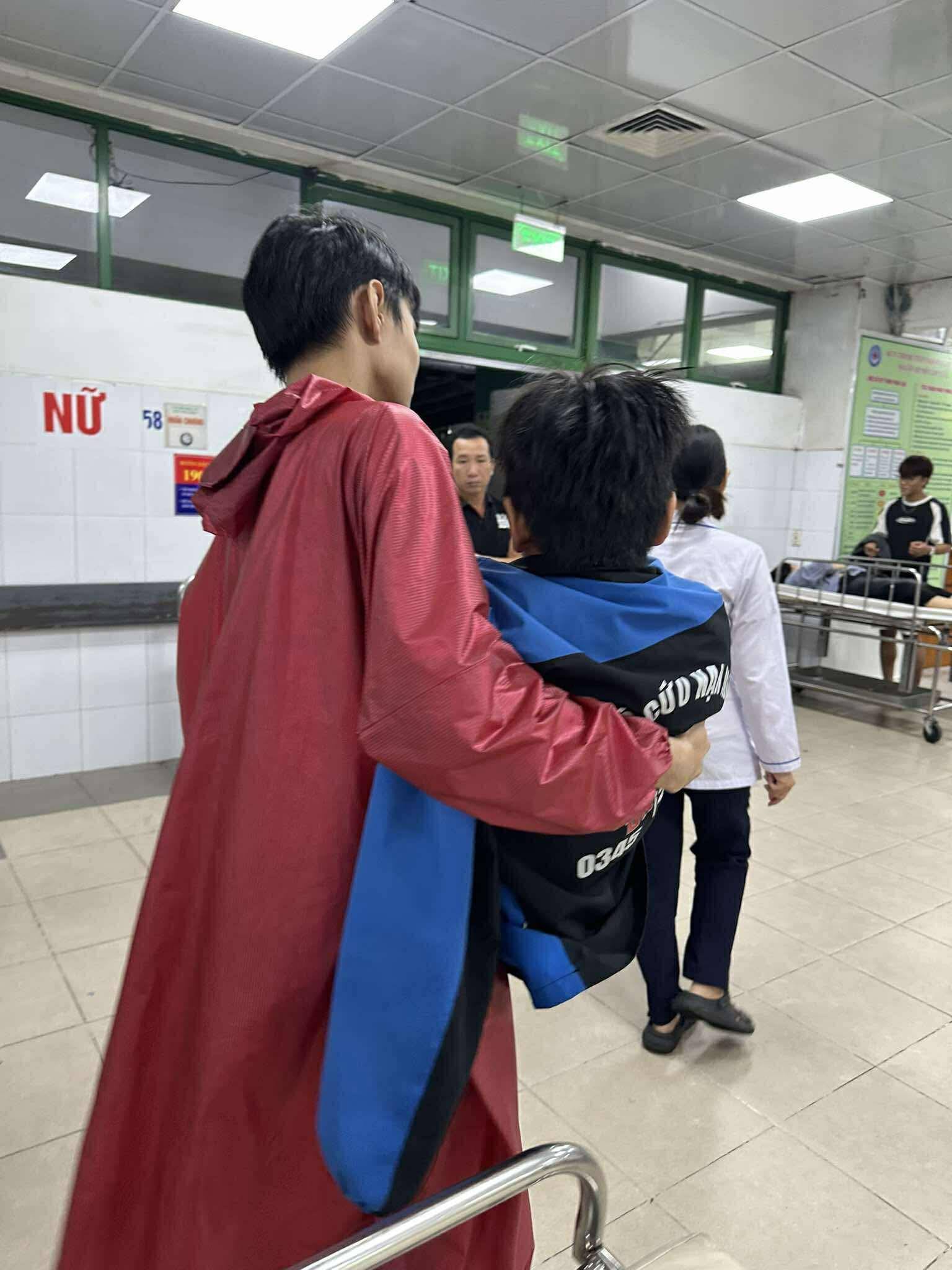 Con bình an như 1 phép màu sau khi bị lũ cuốn: Có lẽ đó là ngày tuyệt vọng nhất nhưng cũng là ngày may mắn nhất trong đời người mẹ- Ảnh 6. Con bình an như 1 phép màu sau khi bị lũ cuốn: Có lẽ đó là ngày tuyệt vọng nhất nhưng cũng là ngày may mắn nhất trong đời người mẹ- Ảnh 6.