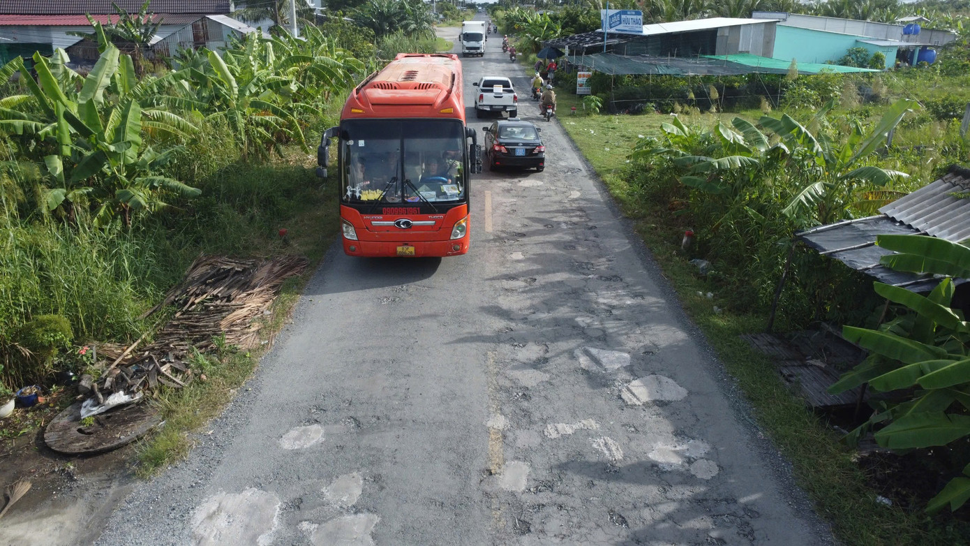 Quốc lộ 1 qua Cà Mau hư hỏng, nhiều ổ gà- Ảnh 1.