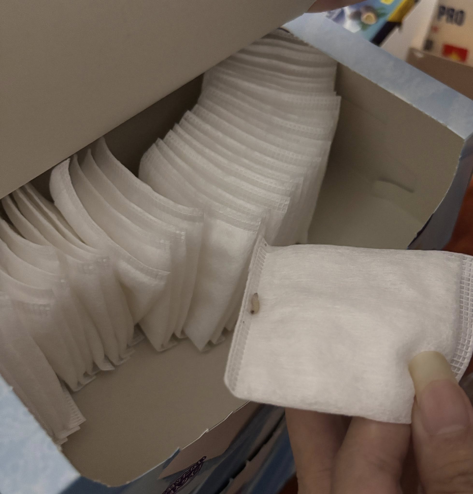 Toàn cảnh vụ bông tẩy trang có dòi mua trên livestream
- Ảnh 2. Toàn cảnh vụ bông tẩy trang có dòi mua trên livestream
- Ảnh 2.