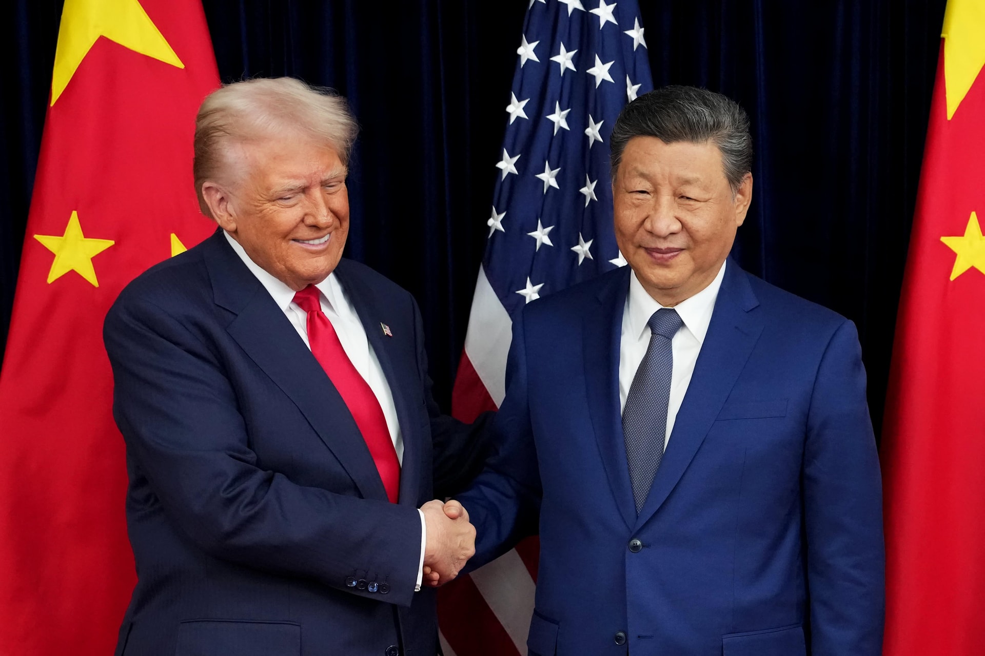 Gặp Thủ tướng Nhật trong cung điện, gặp Tổng thống Hàn tại bảo tàng: Vì sao ông Trump gặp ông Tập ở… sân bay?- Ảnh 1.