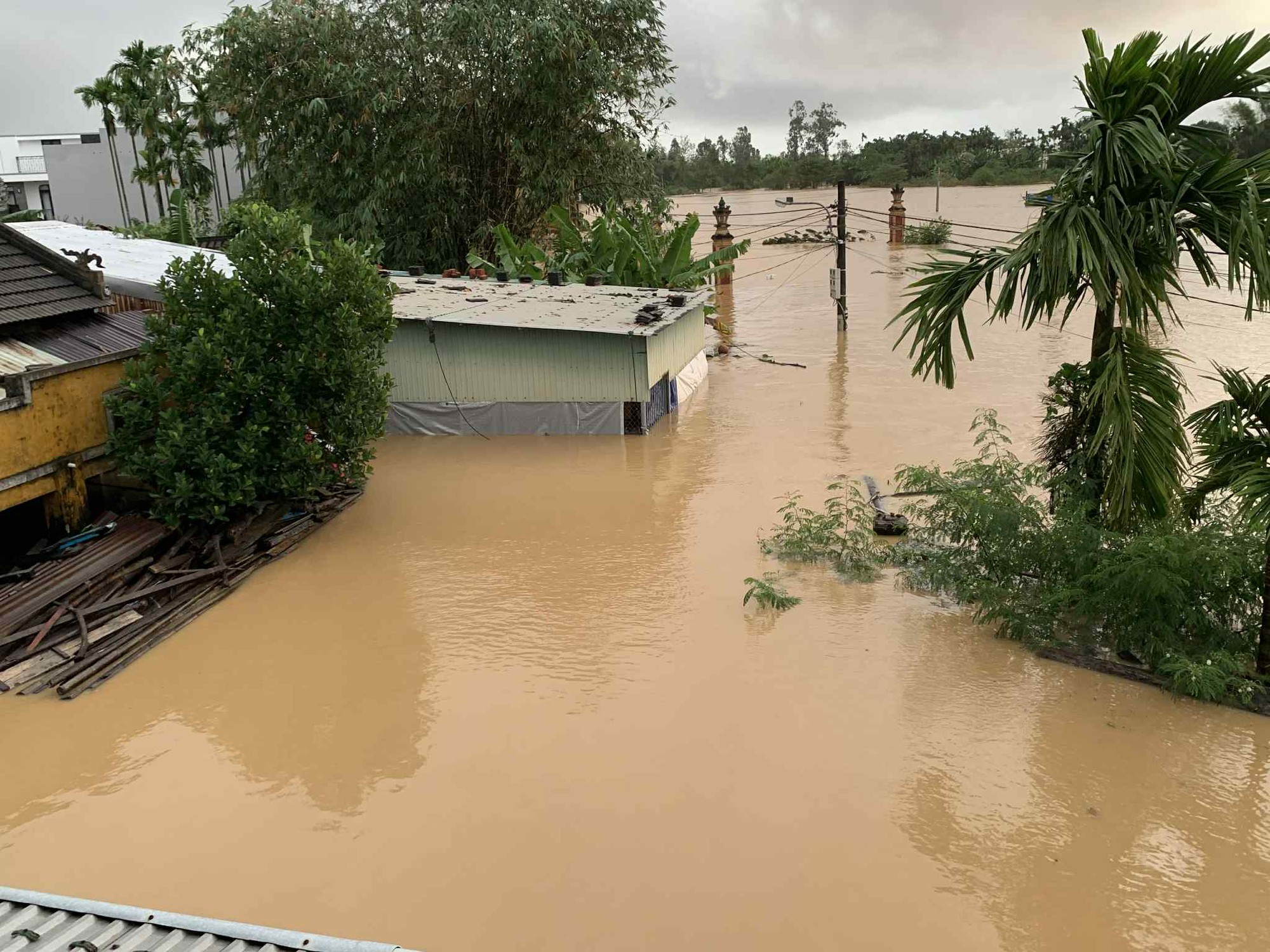 Nắng lên, hàng chục ngàn nhà dân ở Đà Nẵng vẫn ngập sâu trong lũ lịch sử- Ảnh 3. Nắng lên, hàng chục ngàn nhà dân ở Đà Nẵng vẫn ngập sâu trong lũ lịch sử- Ảnh 3.
