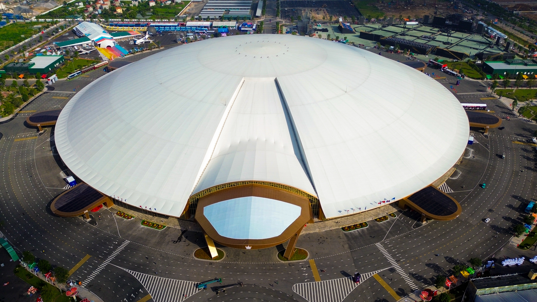 Sau hơn 1 năm khởi công, dự án "hot" nhất của tỷ phú Phạm Nhật Vượng tại Hà Nội giá đã tăng gần gấp đôi, hạ tầng xung quanh đầy bất ngờ- Ảnh 2. Sau hơn 1 năm khởi công, dự án "hot" nhất của tỷ phú Phạm Nhật Vượng tại Hà Nội giá đã tăng gần gấp đôi, hạ tầng xung quanh đầy bất ngờ- Ảnh 2.