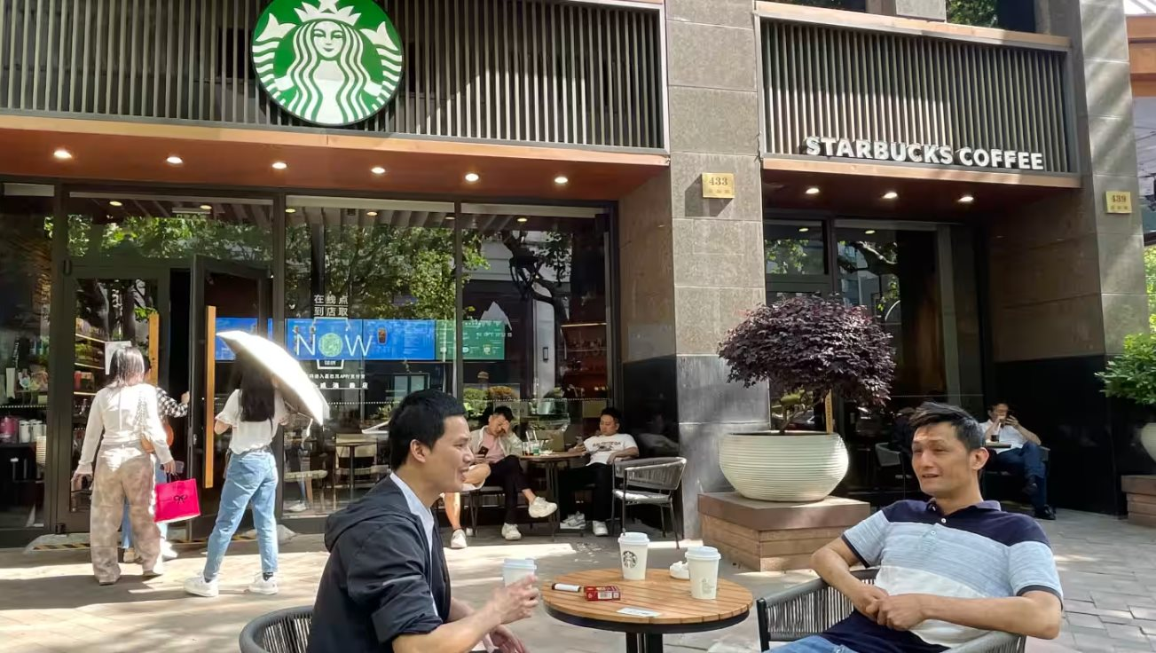 Starbucks vẫn đang rao bán một phần hoạt động kinh doanh tại Trung Quốc với giá hơn 4 tỷ USD- Ảnh 3. Starbucks vẫn đang rao bán một phần hoạt động kinh doanh tại Trung Quốc với giá hơn 4 tỷ USD- Ảnh 3.