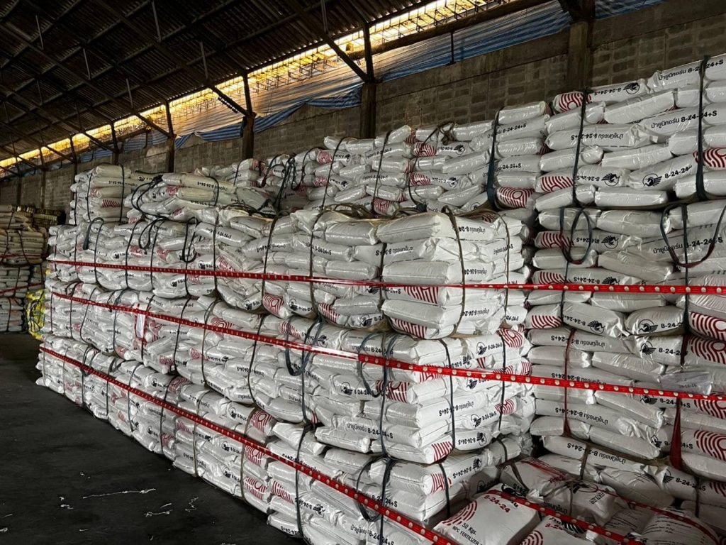 Một trung tướng chỉ huy cuộc đột kích, tóm gọn đường dây buôn bán phân bón giả quy mô lớn, tịch thu hơn 16.000 kg hóa chất không giấy phép- Ảnh 1. Một trung tướng chỉ huy cuộc đột kích, tóm gọn đường dây buôn bán phân bón giả quy mô lớn, tịch thu hơn 16.000 kg hóa chất không giấy phép- Ảnh 1.