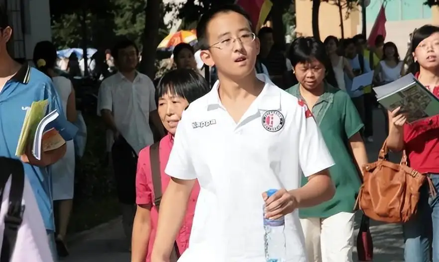 Thần đồng 10 tuổi vào đại học, 16 tuổi học tiến sĩ và cuộc sống 20 năm sau khiến ai cũng sững sờ- Ảnh 3. Thần đồng 10 tuổi vào đại học, 16 tuổi học tiến sĩ và cuộc sống 20 năm sau khiến ai cũng sững sờ- Ảnh 3.