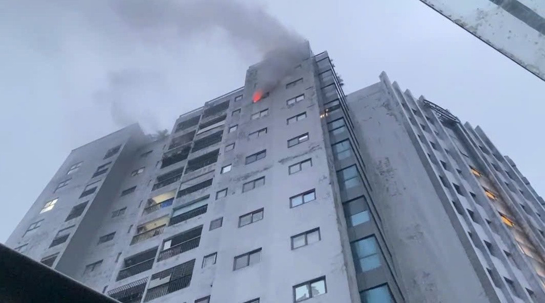 Cháy căn hộ chung cư vào rạng sáng, nhiều người dân hoảng hốt- Ảnh 1.