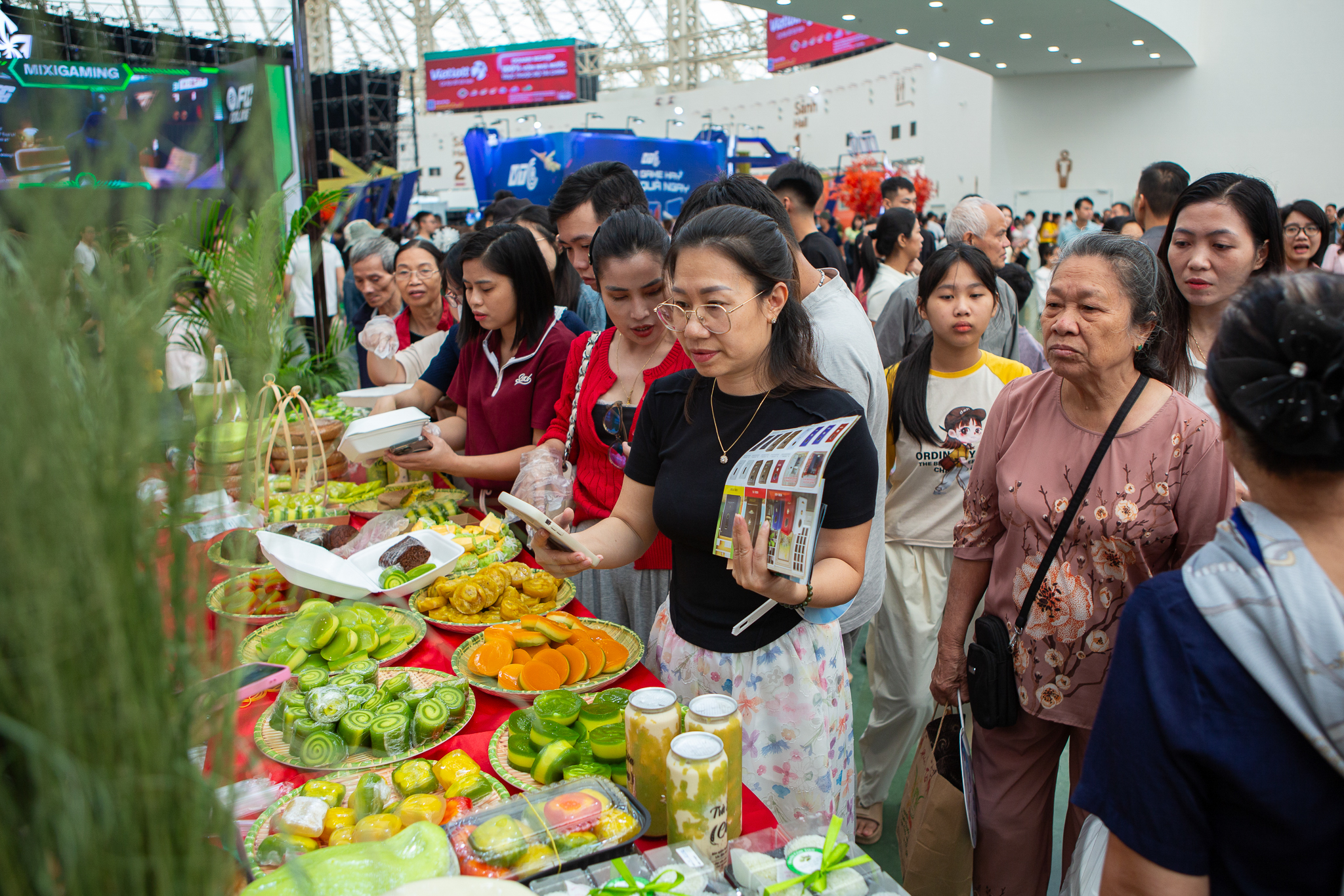 Sau hơn 1 năm khởi công, dự án "hot" nhất của tỷ phú Phạm Nhật Vượng tại Hà Nội giá đã tăng gần gấp đôi, hạ tầng xung quanh đầy bất ngờ- Ảnh 5. Sau hơn 1 năm khởi công, dự án "hot" nhất của tỷ phú Phạm Nhật Vượng tại Hà Nội giá đã tăng gần gấp đôi, hạ tầng xung quanh đầy bất ngờ- Ảnh 5.