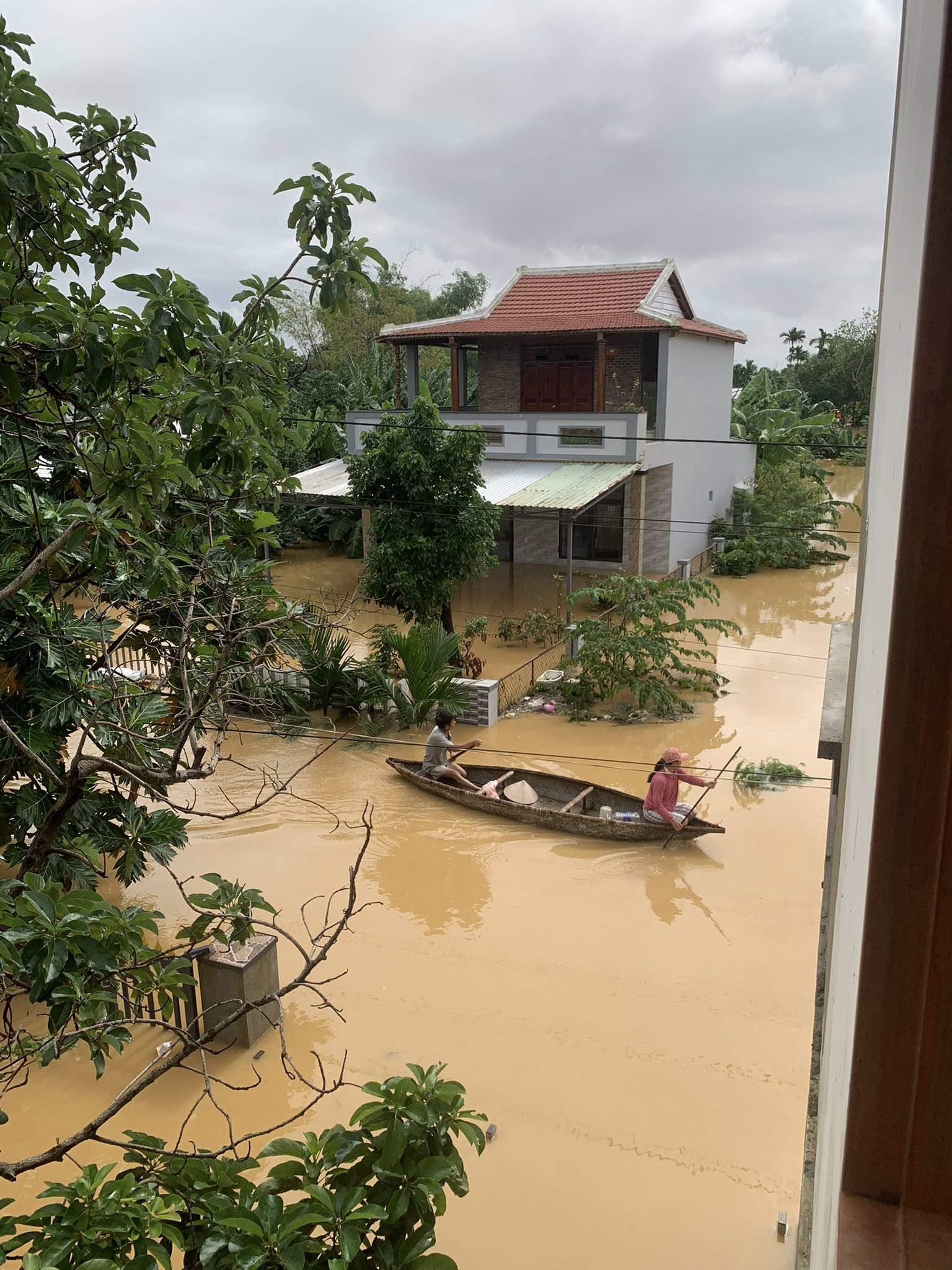 Nắng lên, hàng chục ngàn nhà dân ở Đà Nẵng vẫn ngập sâu trong lũ lịch sử- Ảnh 12. Nắng lên, hàng chục ngàn nhà dân ở Đà Nẵng vẫn ngập sâu trong lũ lịch sử- Ảnh 12.