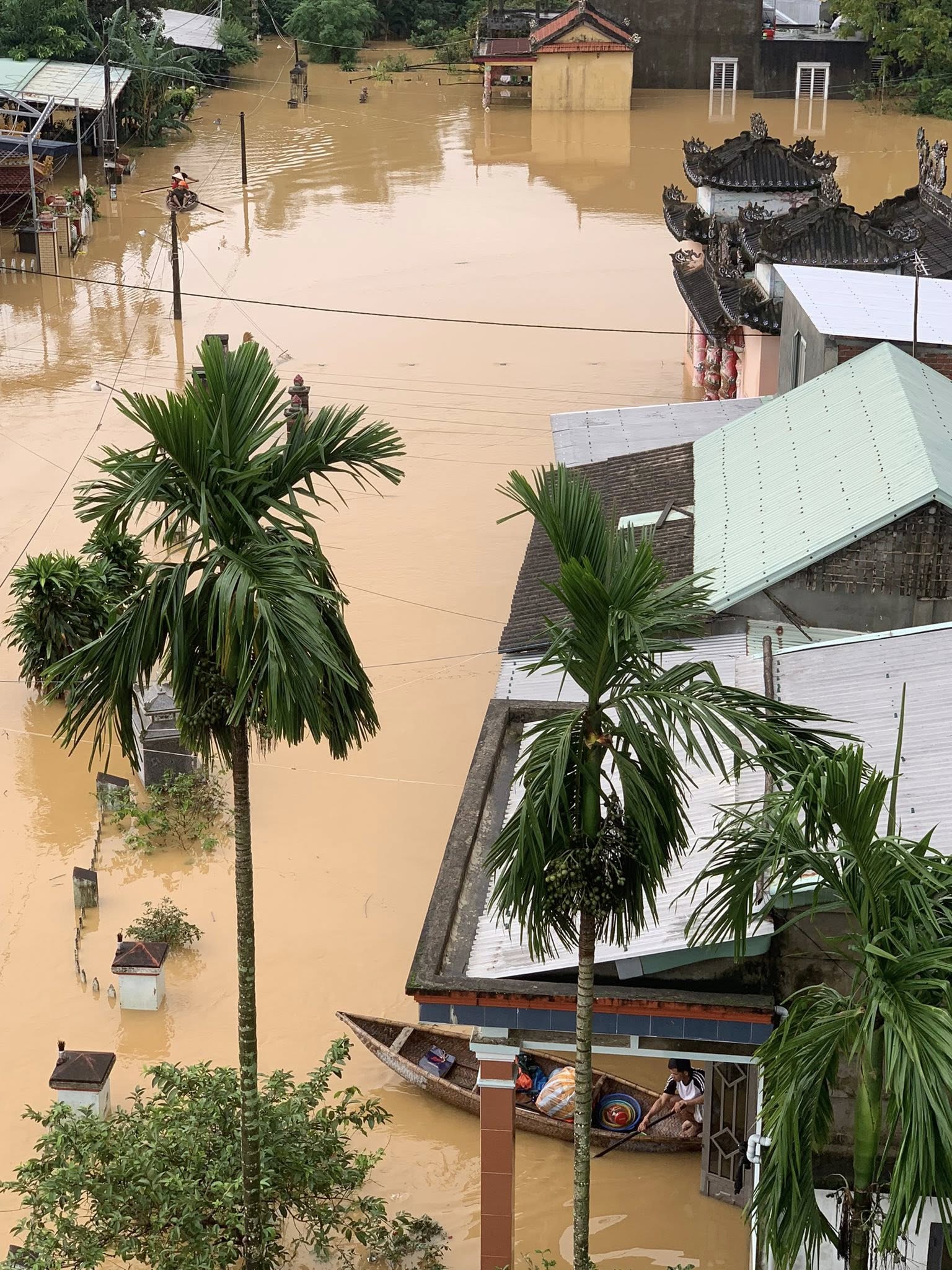 Nắng lên, hàng chục ngàn nhà dân ở Đà Nẵng vẫn ngập sâu trong lũ lịch sử- Ảnh 11. Nắng lên, hàng chục ngàn nhà dân ở Đà Nẵng vẫn ngập sâu trong lũ lịch sử- Ảnh 11.