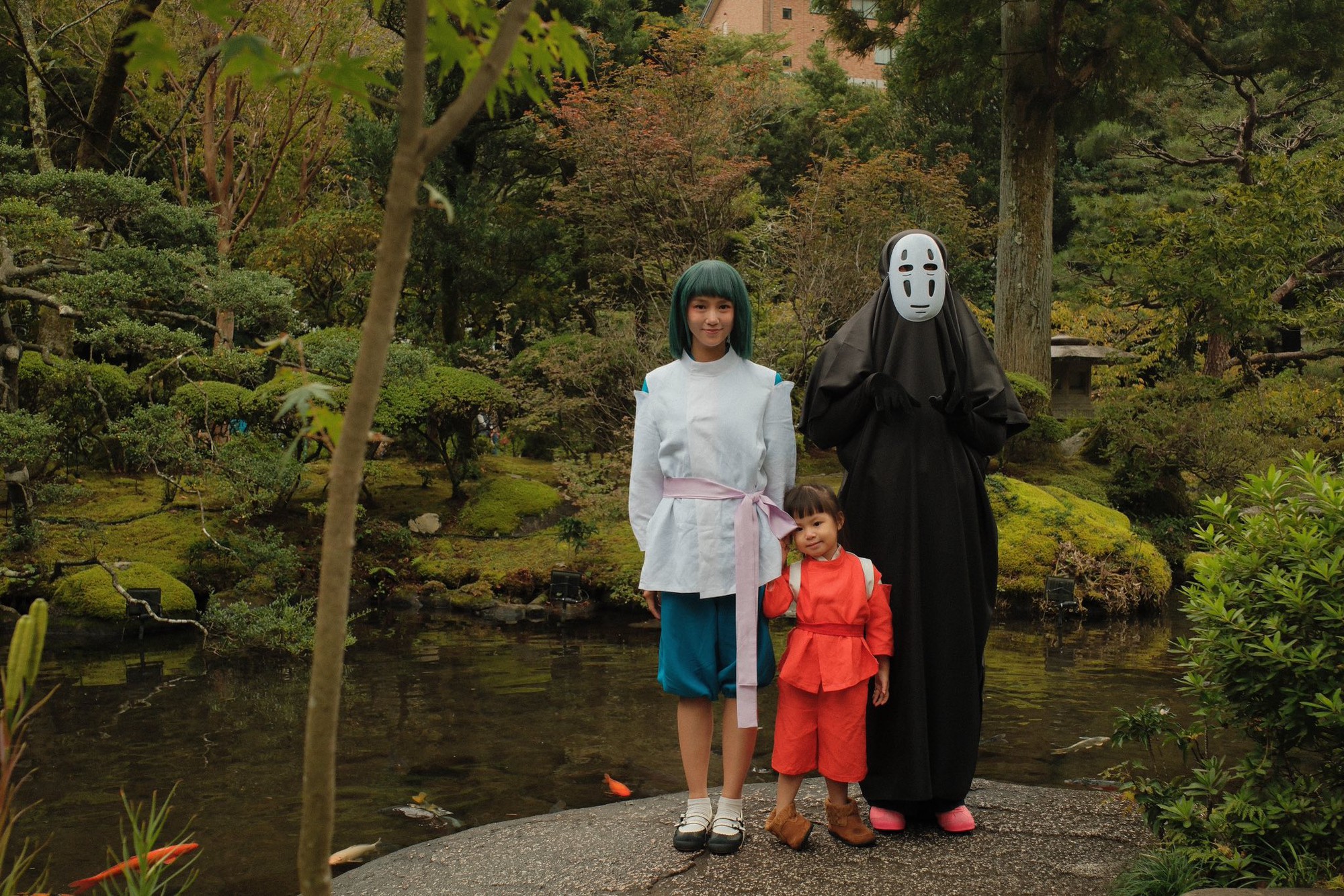 Gia đình Pam Yêu Ơi tung bộ ảnh cosplay "Vùng Đất Linh Hồn" khi du lịch Nhật Bản: Phiên bản Halloween 2025 ngọt ngào nhất mạng xã hội- Ảnh 4. Gia đình Pam Yêu Ơi tung bộ ảnh cosplay "Vùng Đất Linh Hồn" khi du lịch Nhật Bản: Phiên bản Halloween 2025 ngọt ngào nhất mạng xã hội- Ảnh 4.