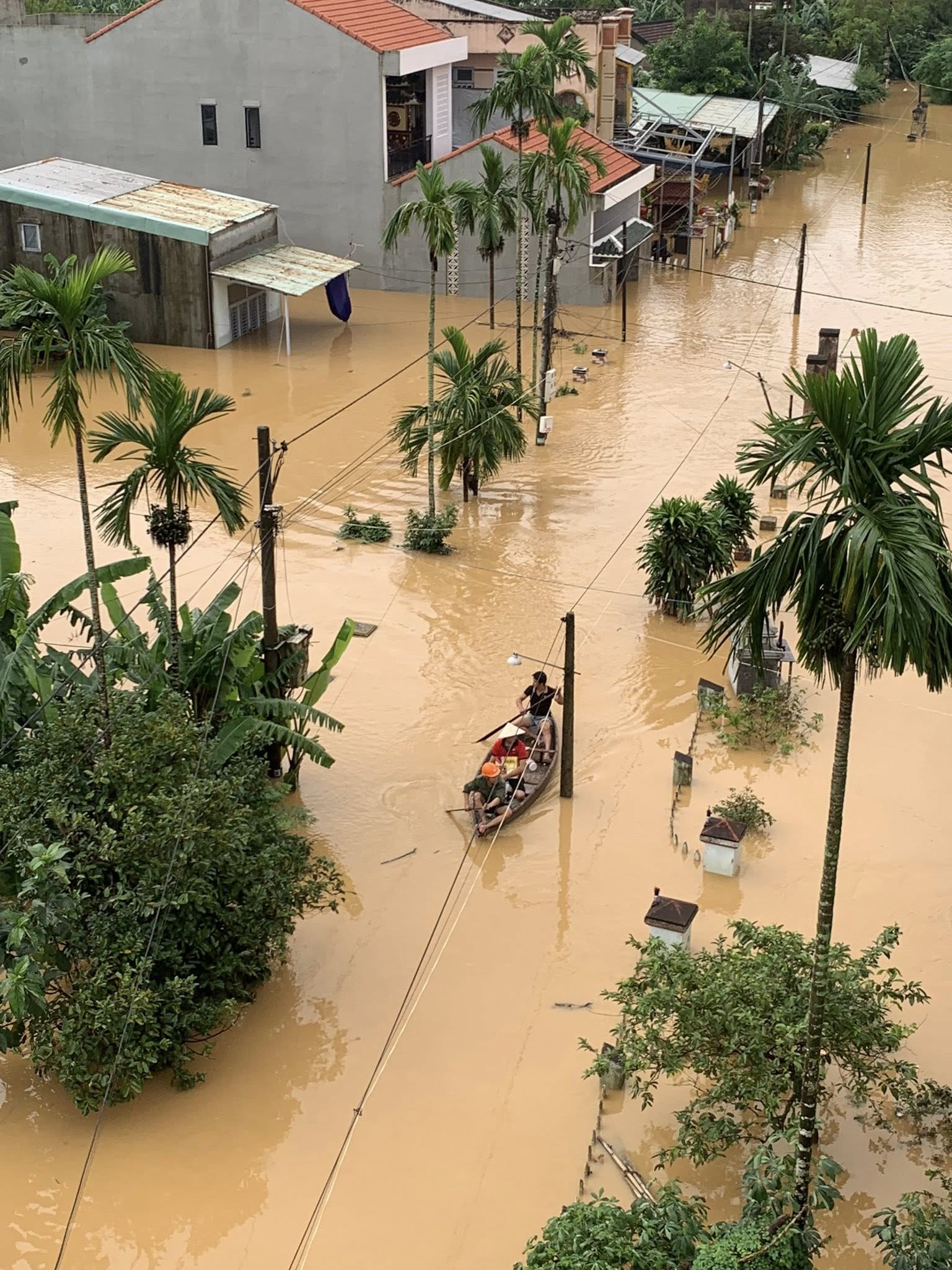 Nắng lên, hàng chục ngàn nhà dân ở Đà Nẵng vẫn ngập sâu trong lũ lịch sử- Ảnh 10. Nắng lên, hàng chục ngàn nhà dân ở Đà Nẵng vẫn ngập sâu trong lũ lịch sử- Ảnh 10.