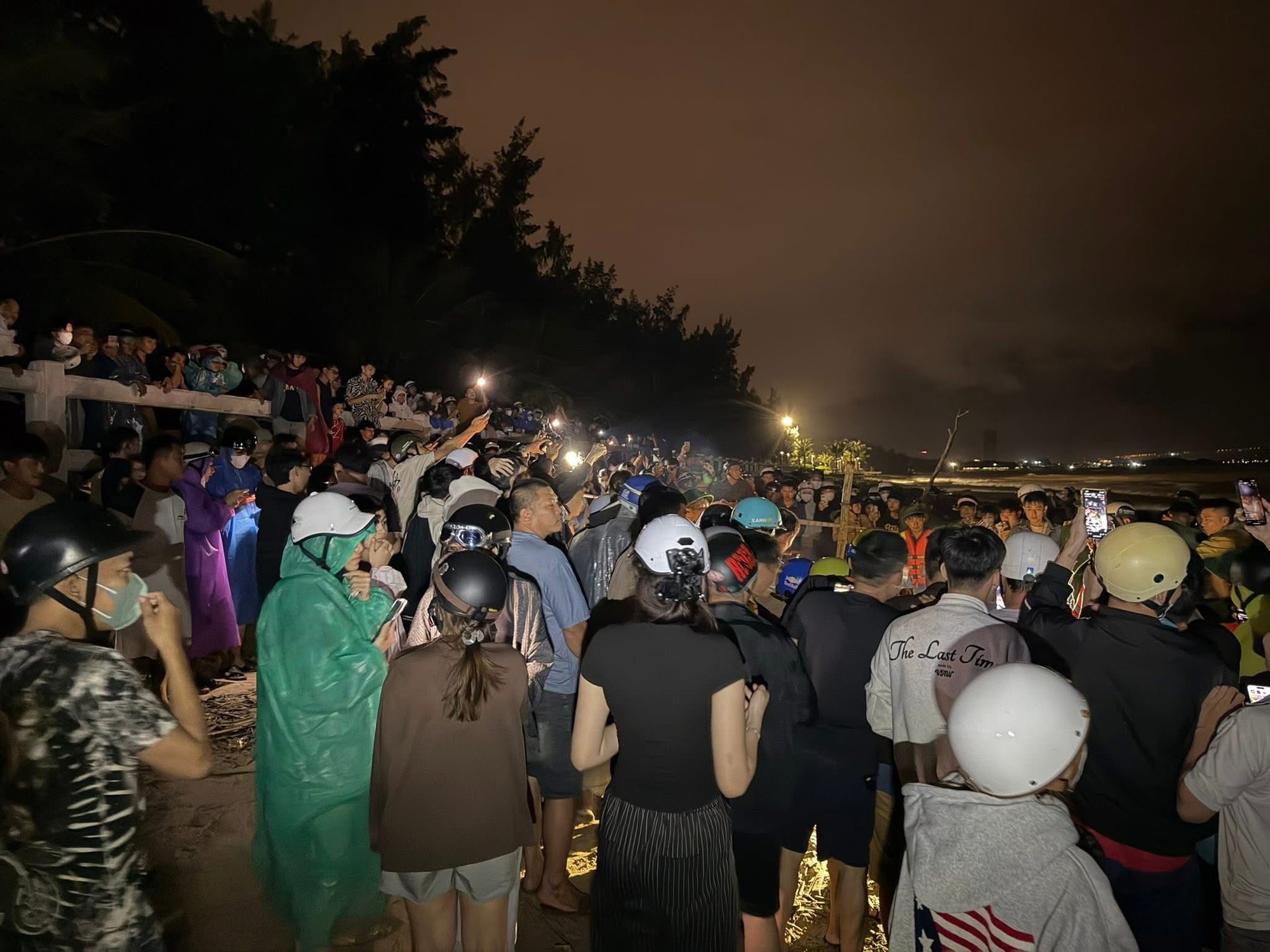 Cá ông dạt vào bờ biển là điềm tốt hay xấu? Ngư dân 40 năm đưa ra giải thích- Ảnh 3.