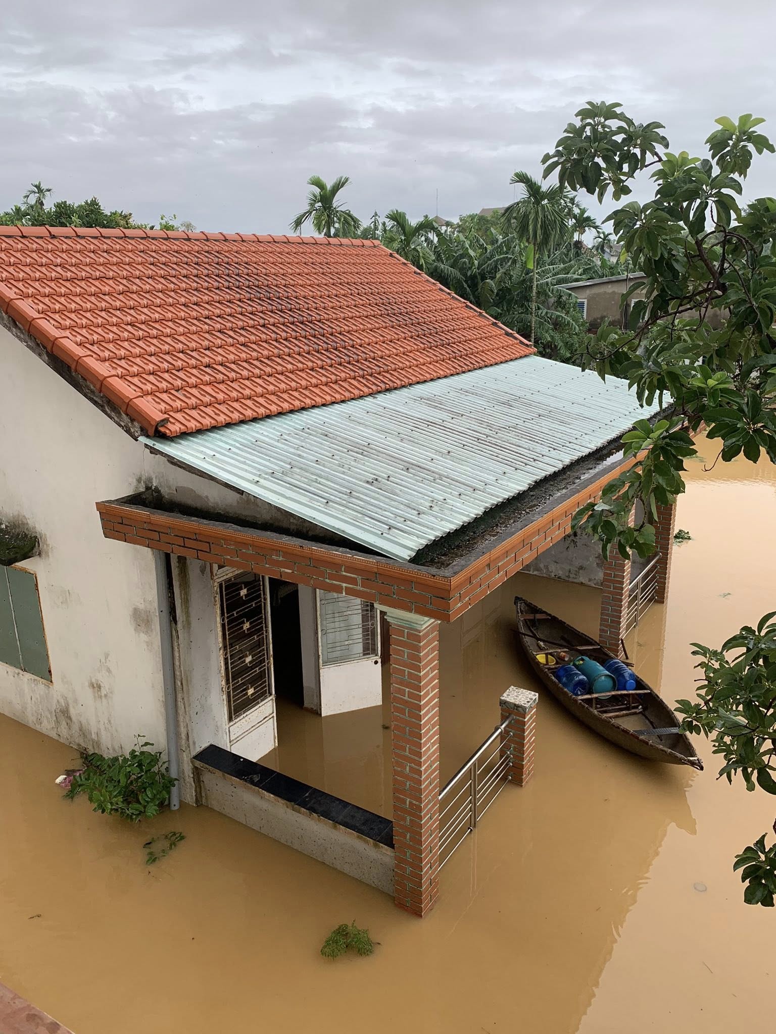 Nắng lên, hàng chục ngàn nhà dân ở Đà Nẵng vẫn ngập sâu trong lũ lịch sử- Ảnh 5. Nắng lên, hàng chục ngàn nhà dân ở Đà Nẵng vẫn ngập sâu trong lũ lịch sử- Ảnh 5.