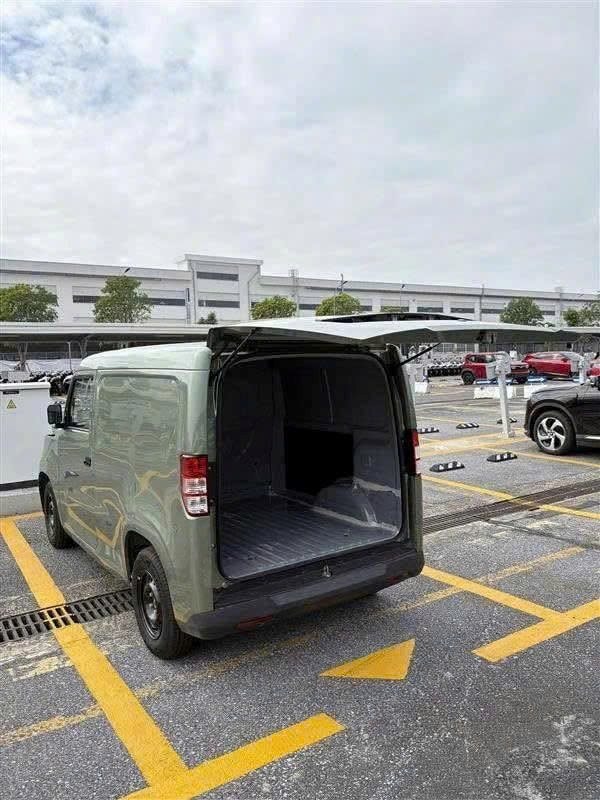 VinFast âm thầm "sửa" một thông số quan trọng của EC Van: Bức ảnh này chỉ ra điều khác biệt- Ảnh 4. VinFast âm thầm "sửa" một thông số quan trọng của EC Van: Bức ảnh này chỉ ra điều khác biệt- Ảnh 4.