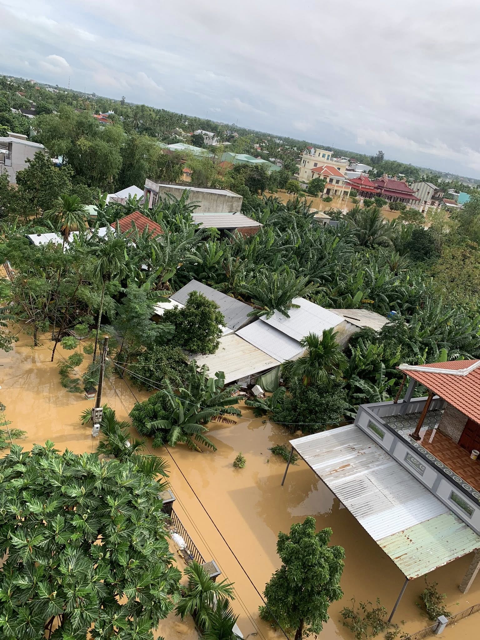 Nắng lên, hàng chục ngàn nhà dân ở Đà Nẵng vẫn ngập sâu trong lũ lịch sử- Ảnh 7. Nắng lên, hàng chục ngàn nhà dân ở Đà Nẵng vẫn ngập sâu trong lũ lịch sử- Ảnh 7.