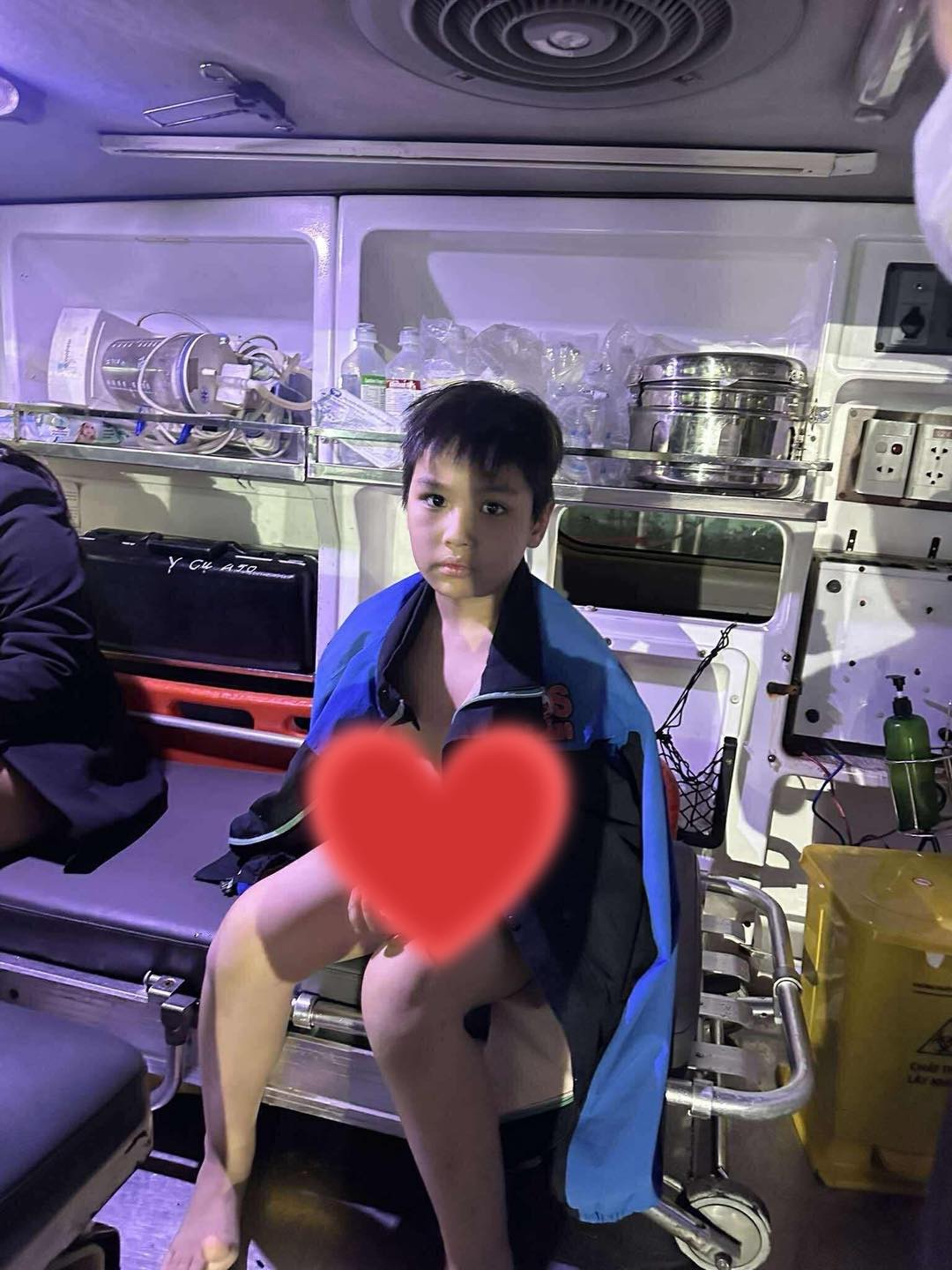 Con bình an như 1 phép màu sau khi bị lũ cuốn: Có lẽ đó là ngày tuyệt vọng nhất nhưng cũng là ngày may mắn nhất trong đời người mẹ- Ảnh 5. Con bình an như 1 phép màu sau khi bị lũ cuốn: Có lẽ đó là ngày tuyệt vọng nhất nhưng cũng là ngày may mắn nhất trong đời người mẹ- Ảnh 5.