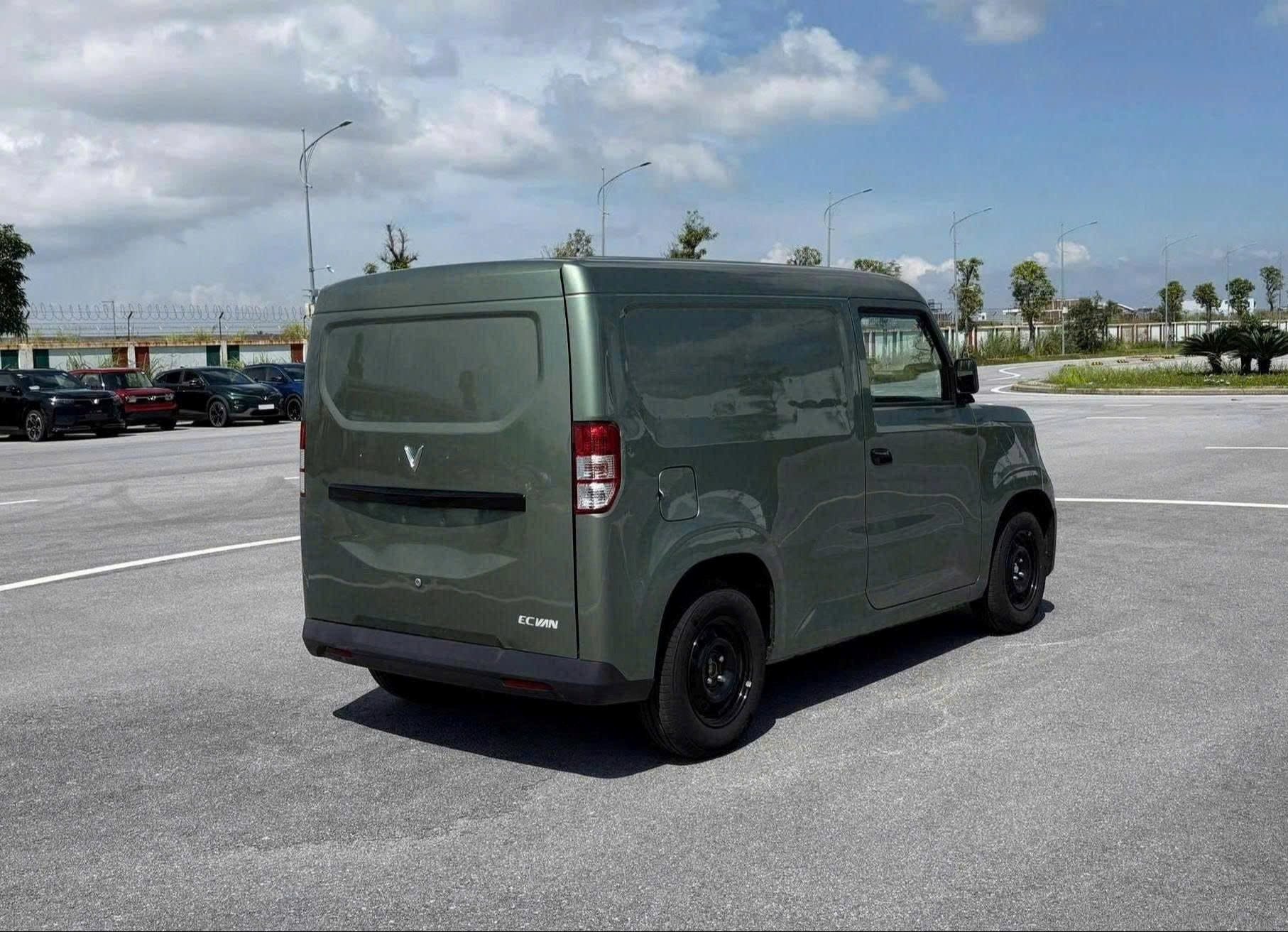 VinFast âm thầm "sửa" một thông số quan trọng của EC Van: Bức ảnh này chỉ ra điều khác biệt- Ảnh 2. VinFast âm thầm "sửa" một thông số quan trọng của EC Van: Bức ảnh này chỉ ra điều khác biệt- Ảnh 2.