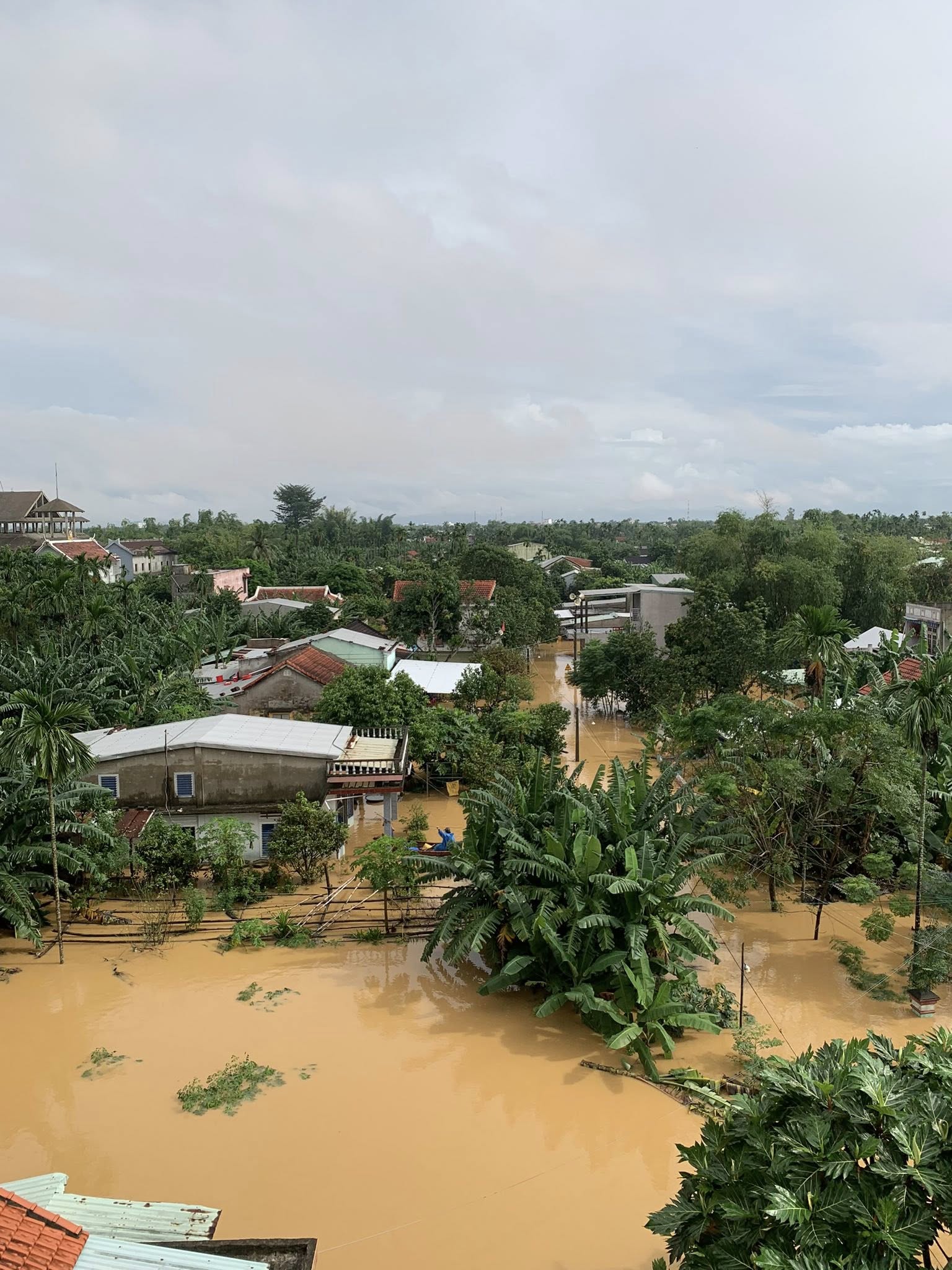 Nắng lên, hàng chục ngàn nhà dân ở Đà Nẵng vẫn ngập sâu trong lũ lịch sử- Ảnh 6. Nắng lên, hàng chục ngàn nhà dân ở Đà Nẵng vẫn ngập sâu trong lũ lịch sử- Ảnh 6.