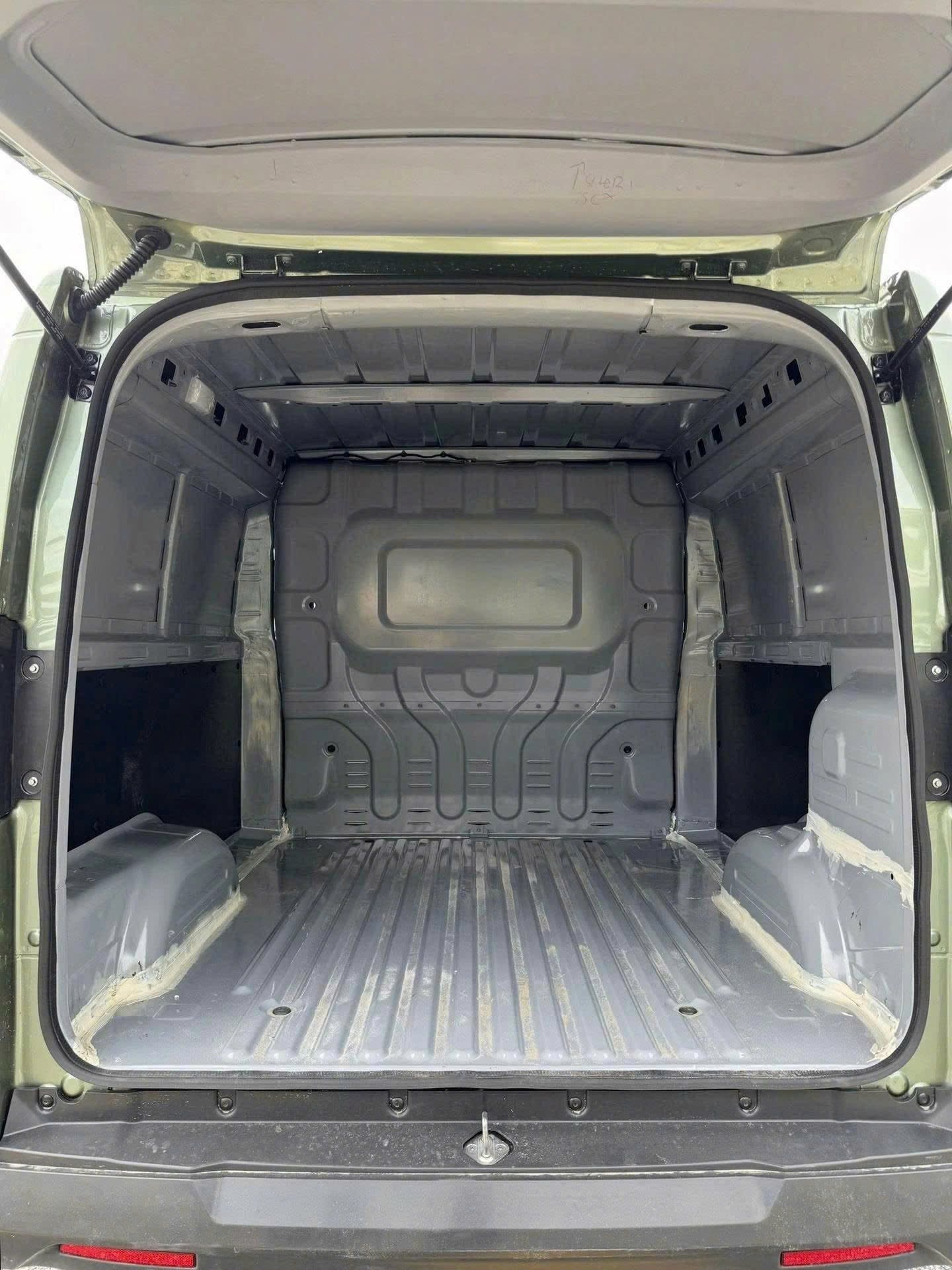 VinFast âm thầm "sửa" một thông số quan trọng của EC Van: Bức ảnh này chỉ ra điều khác biệt- Ảnh 3. VinFast âm thầm "sửa" một thông số quan trọng của EC Van: Bức ảnh này chỉ ra điều khác biệt- Ảnh 3.