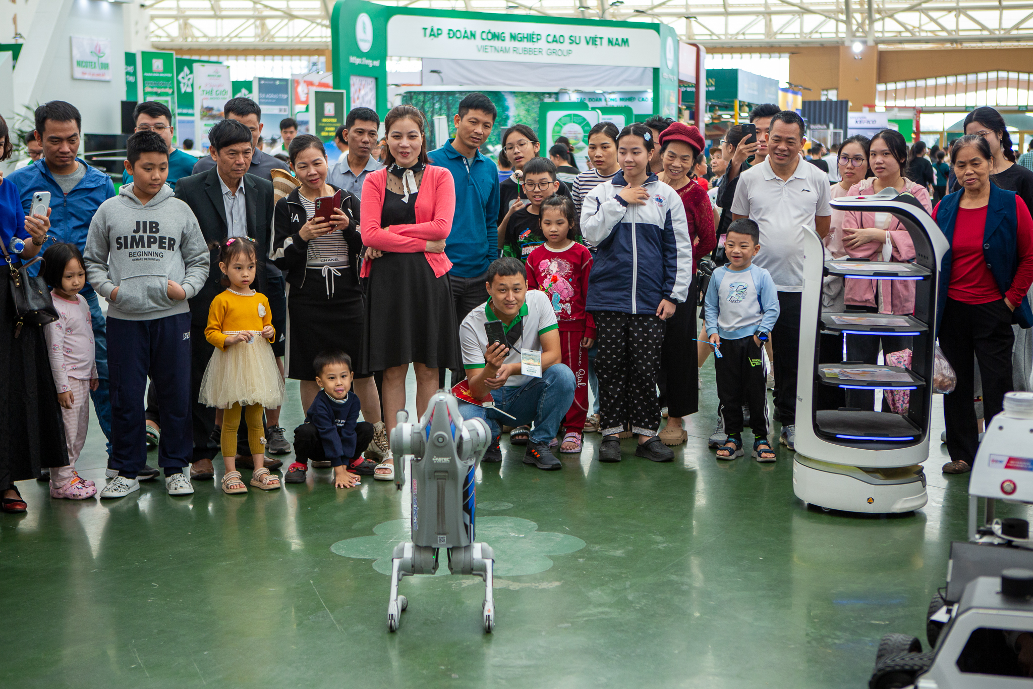 Sau hơn 1 năm khởi công, dự án "hot" nhất của tỷ phú Phạm Nhật Vượng tại Hà Nội giá đã tăng gần gấp đôi, hạ tầng xung quanh đầy bất ngờ- Ảnh 8. Sau hơn 1 năm khởi công, dự án "hot" nhất của tỷ phú Phạm Nhật Vượng tại Hà Nội giá đã tăng gần gấp đôi, hạ tầng xung quanh đầy bất ngờ- Ảnh 8.