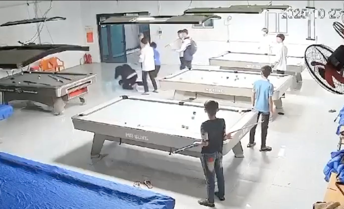 Nam sinh lớp 10 bị nhóm bạn dùng gậy bi-a đánh nhập viện- Ảnh 1. Nam sinh lớp 10 bị nhóm bạn dùng gậy bi-a đánh nhập viện- Ảnh 1.