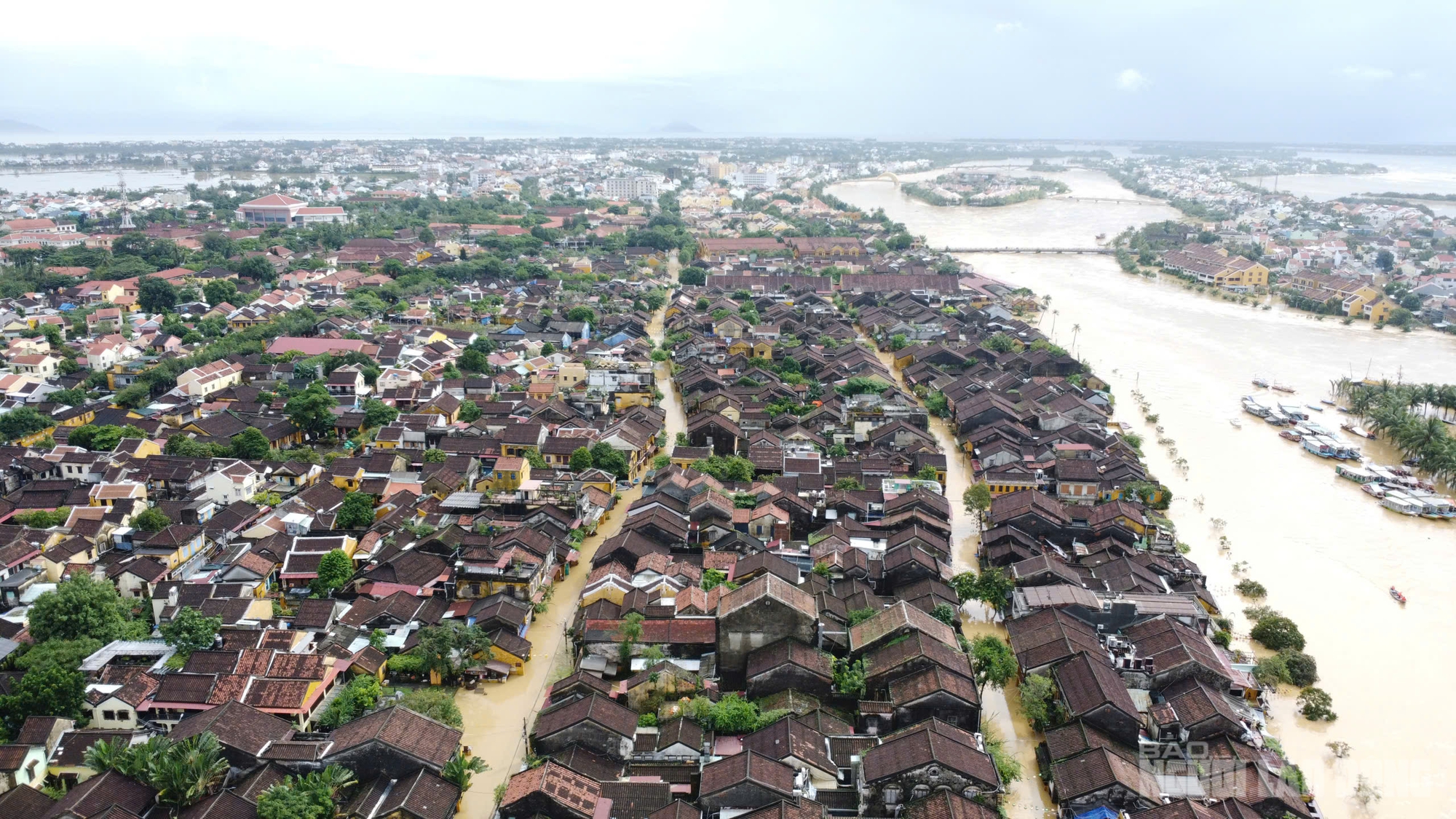 Toàn cảnh Hội An trong đỉnh lũ lịch sử, vượt mức năm 1964- Ảnh 1. Toàn cảnh Hội An trong đỉnh lũ lịch sử, vượt mức năm 1964- Ảnh 1.