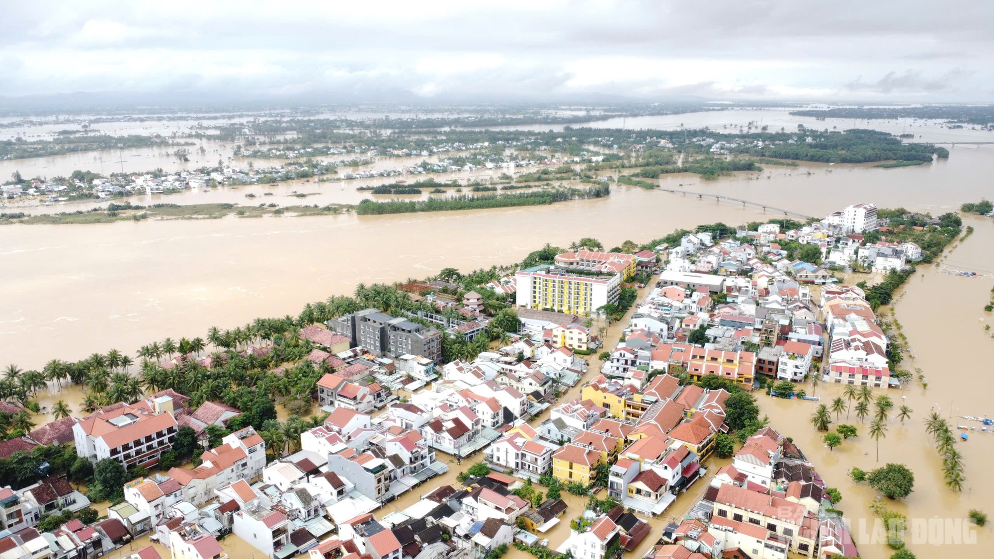 Toàn cảnh Hội An trong đỉnh lũ lịch sử, vượt mức năm 1964- Ảnh 4. Toàn cảnh Hội An trong đỉnh lũ lịch sử, vượt mức năm 1964- Ảnh 4.