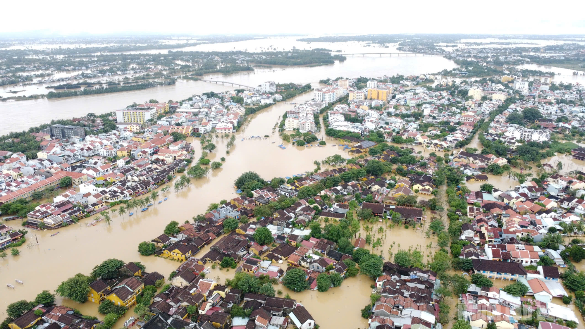 Toàn cảnh Hội An trong đỉnh lũ lịch sử, vượt mức năm 1964- Ảnh 5. Toàn cảnh Hội An trong đỉnh lũ lịch sử, vượt mức năm 1964- Ảnh 5.