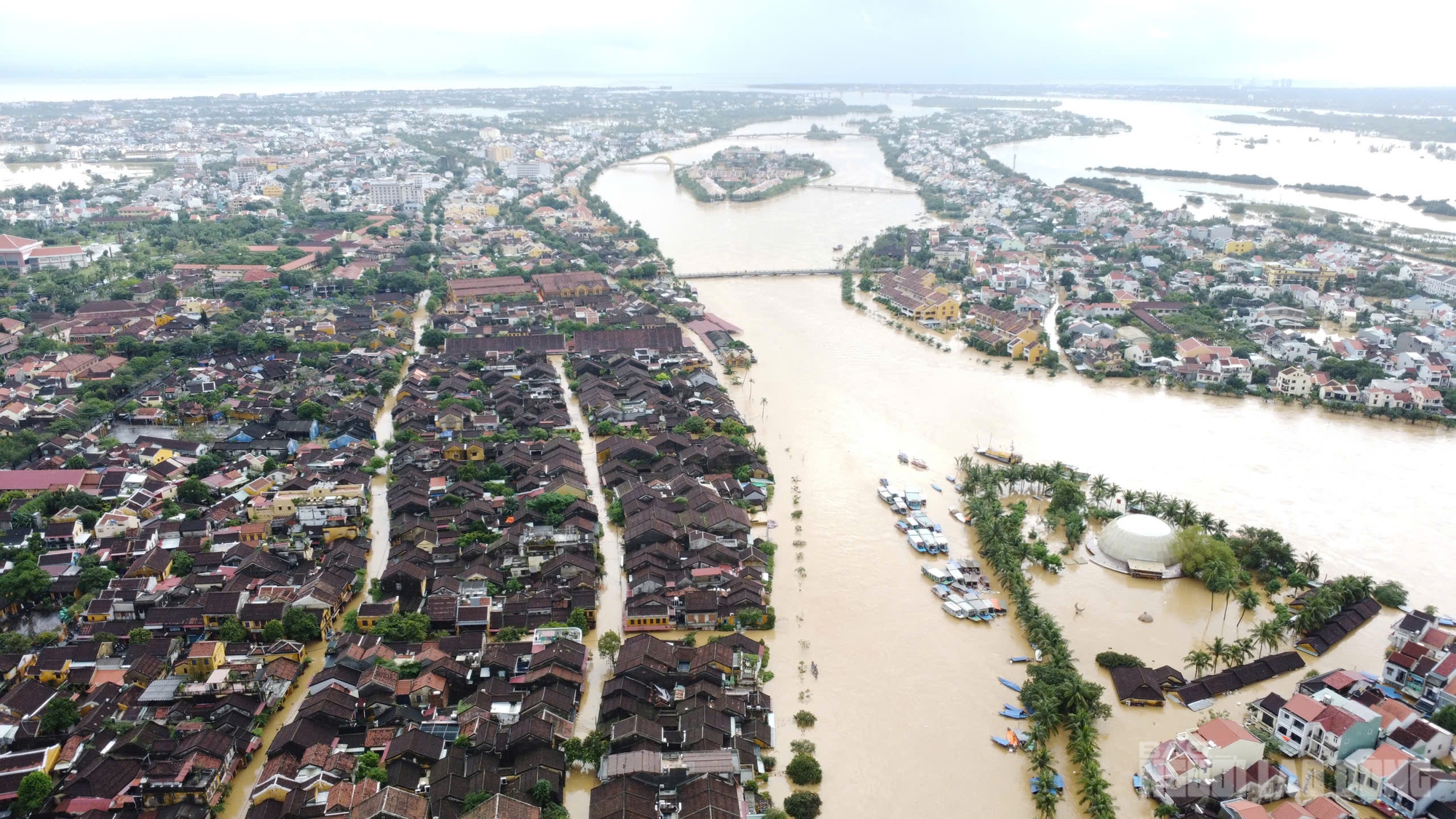 Toàn cảnh Hội An trong đỉnh lũ lịch sử, vượt mức năm 1964- Ảnh 6. Toàn cảnh Hội An trong đỉnh lũ lịch sử, vượt mức năm 1964- Ảnh 6.