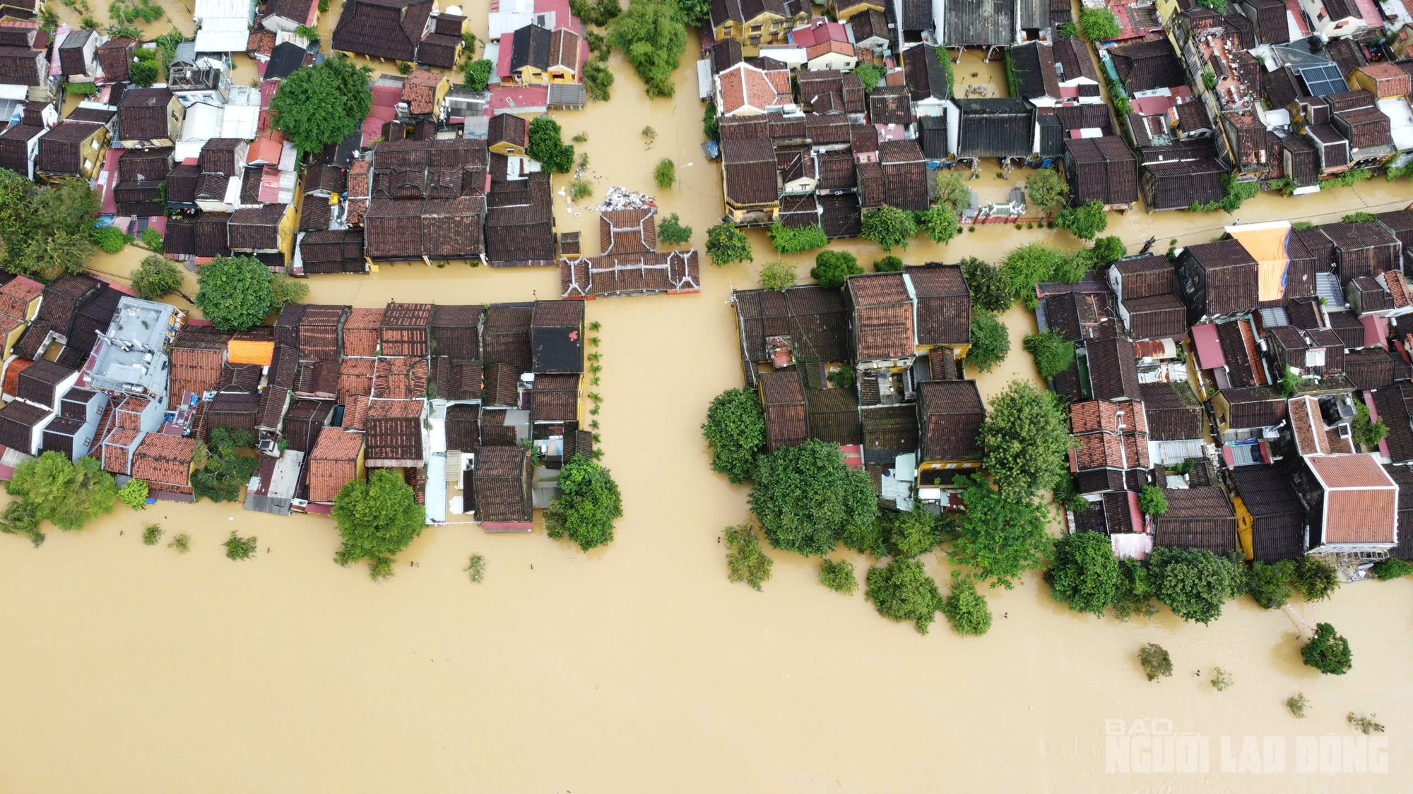 Toàn cảnh Hội An trong đỉnh lũ lịch sử, vượt mức năm 1964- Ảnh 7. Toàn cảnh Hội An trong đỉnh lũ lịch sử, vượt mức năm 1964- Ảnh 7.
