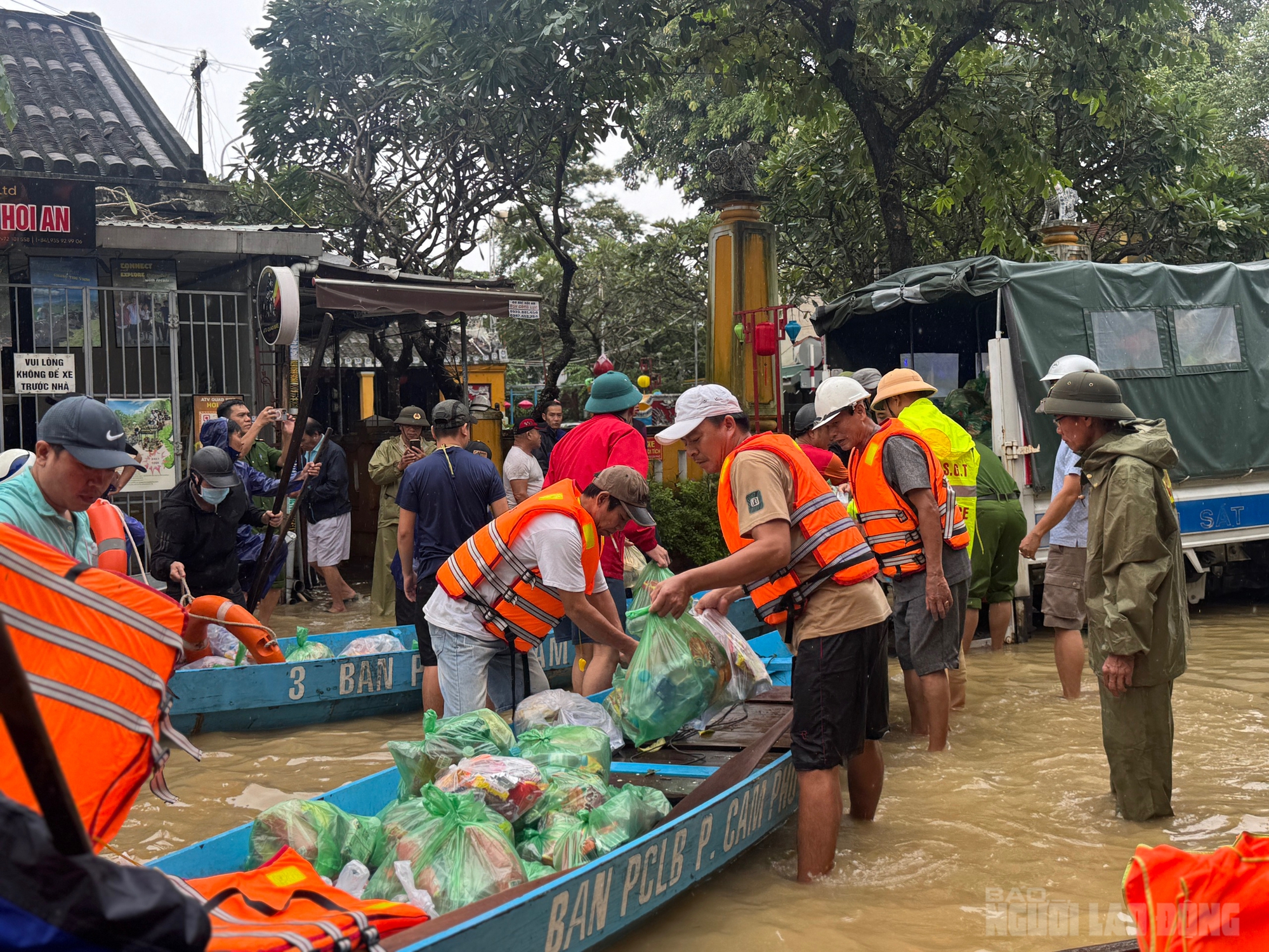 Toàn cảnh Hội An trong đỉnh lũ lịch sử, vượt mức năm 1964- Ảnh 10. Toàn cảnh Hội An trong đỉnh lũ lịch sử, vượt mức năm 1964- Ảnh 10.