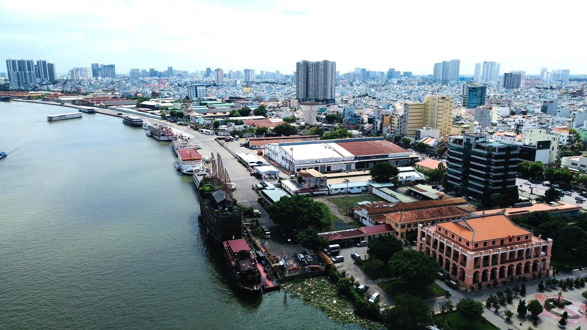 Loạt dự án 'đất vàng' trung tâm TP.HCM dần khởi động sau nhiều năm 'quây tôn'- Ảnh 1. Loạt dự án 'đất vàng' trung tâm TP.HCM dần khởi động sau nhiều năm 'quây tôn'- Ảnh 1.