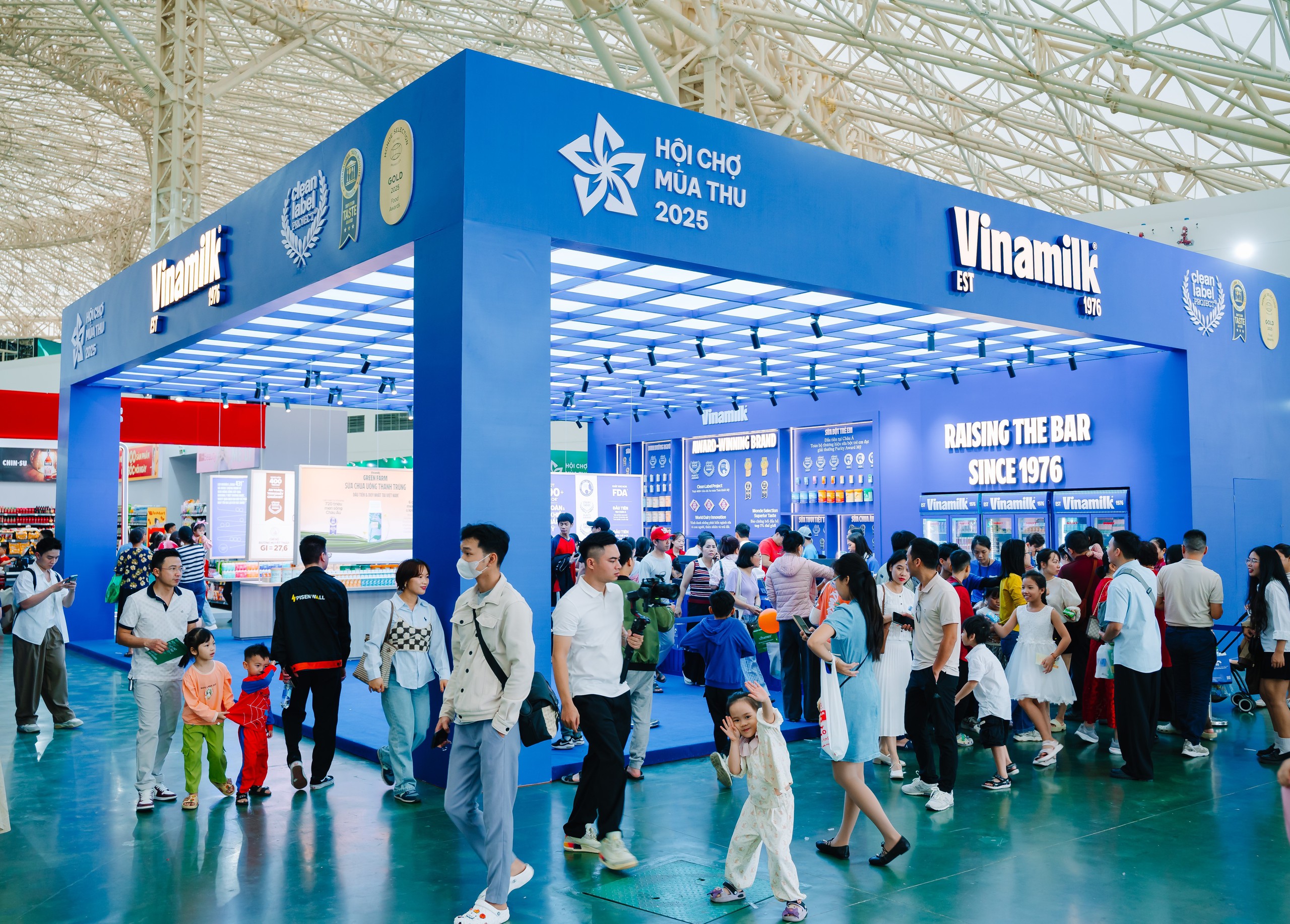 Vinamilk: Tổng doanh thu hợp nhất quý 3 tiến sát cột mốc 17 nghìn tỷ đồng- Ảnh 2. Vinamilk: Tổng doanh thu hợp nhất quý 3 tiến sát cột mốc 17 nghìn tỷ đồng- Ảnh 2.