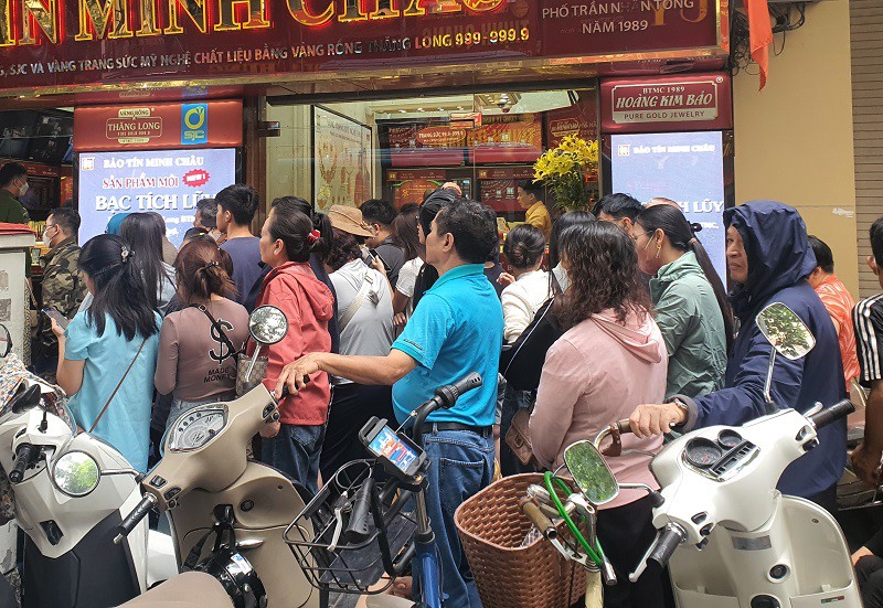 Lỡ “đu đỉnh”, người đàn ông ở Hà Nội vội mang vàng đi cắt lỗ thì gặp cảnh bất ngờ, băn khoăn- Ảnh 1.