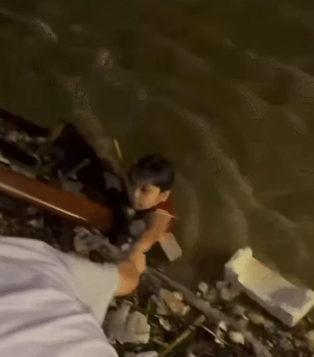 Con bình an như 1 phép màu sau khi bị lũ cuốn: Có lẽ đó là ngày tuyệt vọng nhất nhưng cũng là ngày may mắn nhất trong đời người mẹ- Ảnh 3. Con bình an như 1 phép màu sau khi bị lũ cuốn: Có lẽ đó là ngày tuyệt vọng nhất nhưng cũng là ngày may mắn nhất trong đời người mẹ- Ảnh 3.