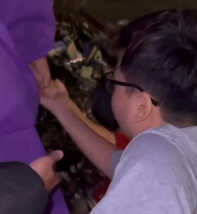 Con bình an như 1 phép màu sau khi bị lũ cuốn: Có lẽ đó là ngày tuyệt vọng nhất nhưng cũng là ngày may mắn nhất trong đời người mẹ- Ảnh 4. Con bình an như 1 phép màu sau khi bị lũ cuốn: Có lẽ đó là ngày tuyệt vọng nhất nhưng cũng là ngày may mắn nhất trong đời người mẹ- Ảnh 4.