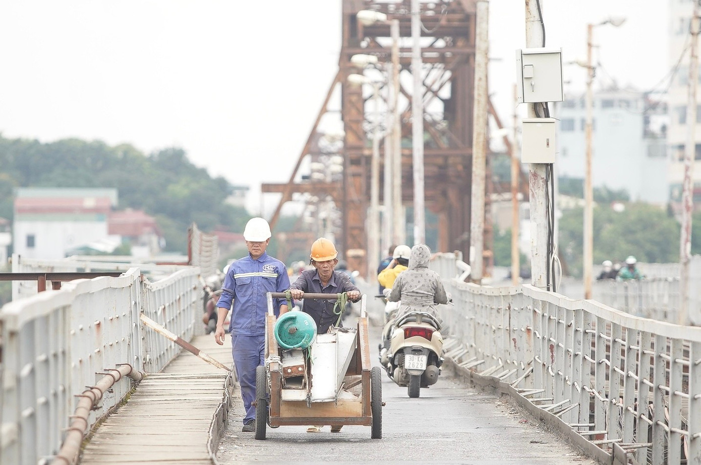Cầu Long Biên được quây tôn, hạn chế lưu thông để trùng tu- Ảnh 2. Cầu Long Biên được quây tôn, hạn chế lưu thông để trùng tu- Ảnh 2.