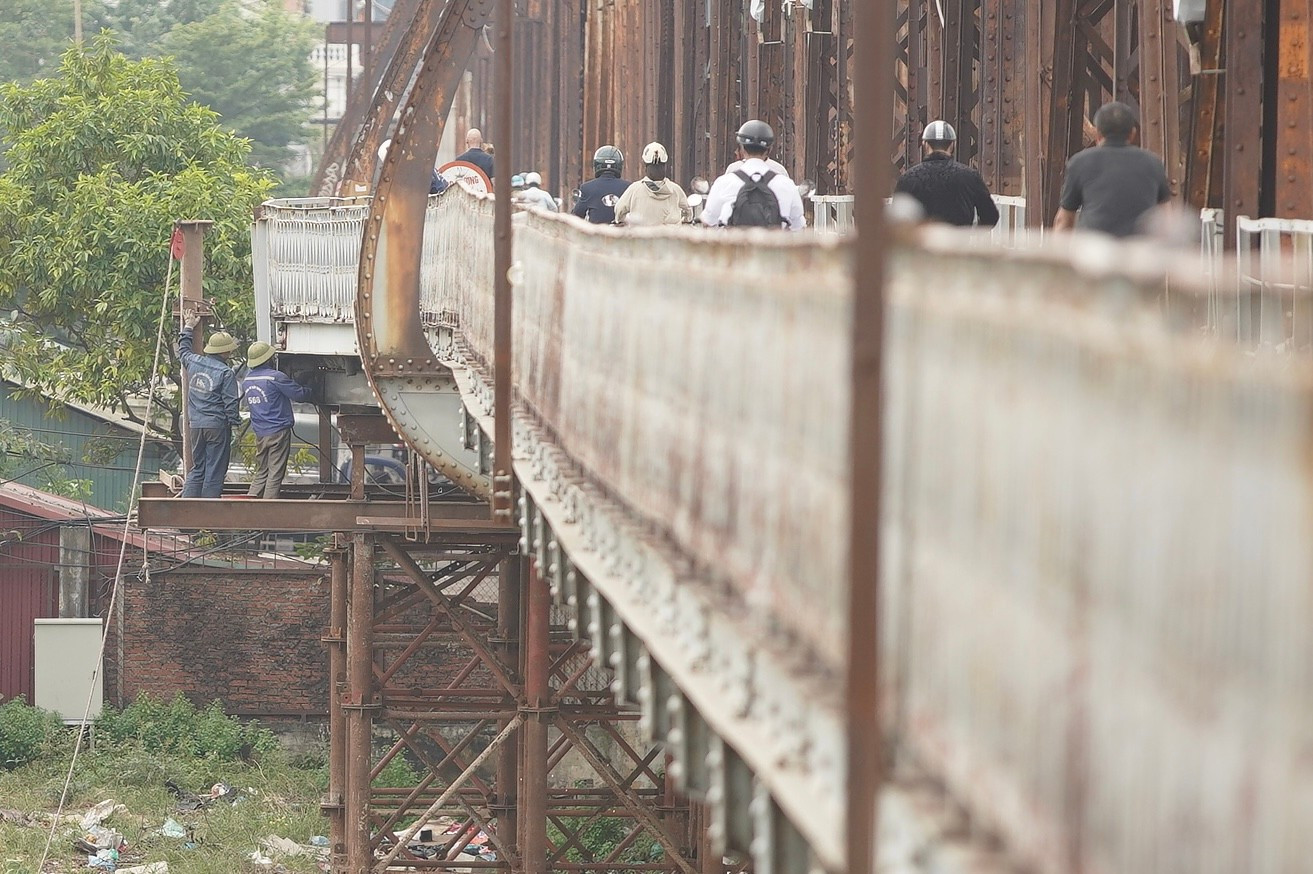 Cầu Long Biên được quây tôn, hạn chế lưu thông để trùng tu- Ảnh 10. Cầu Long Biên được quây tôn, hạn chế lưu thông để trùng tu- Ảnh 10.
