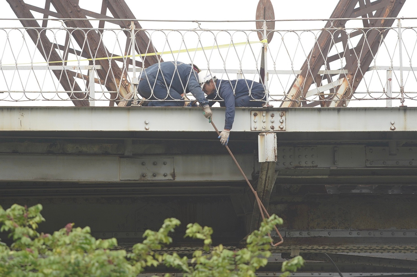 Cầu Long Biên được quây tôn, hạn chế lưu thông để trùng tu- Ảnh 11. Cầu Long Biên được quây tôn, hạn chế lưu thông để trùng tu- Ảnh 11.