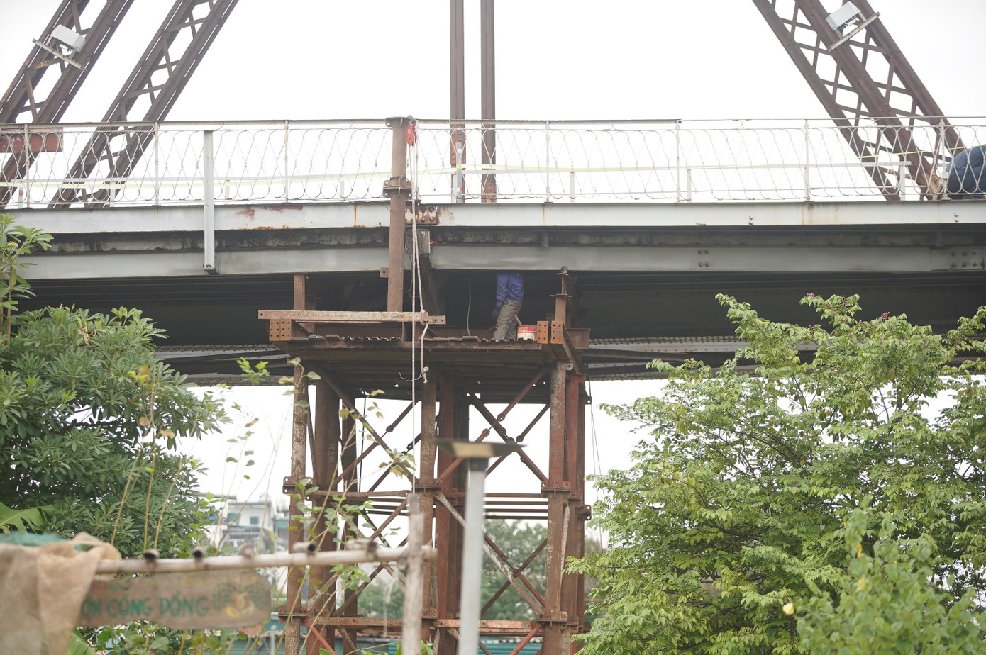 Cầu Long Biên được quây tôn, hạn chế lưu thông để trùng tu- Ảnh 13. Cầu Long Biên được quây tôn, hạn chế lưu thông để trùng tu- Ảnh 13.