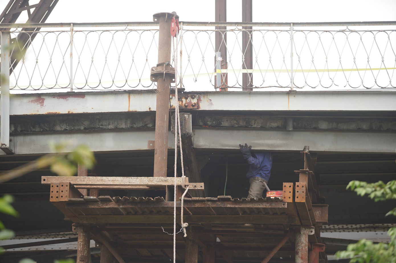 Cầu Long Biên được quây tôn, hạn chế lưu thông để trùng tu- Ảnh 12. Cầu Long Biên được quây tôn, hạn chế lưu thông để trùng tu- Ảnh 12.