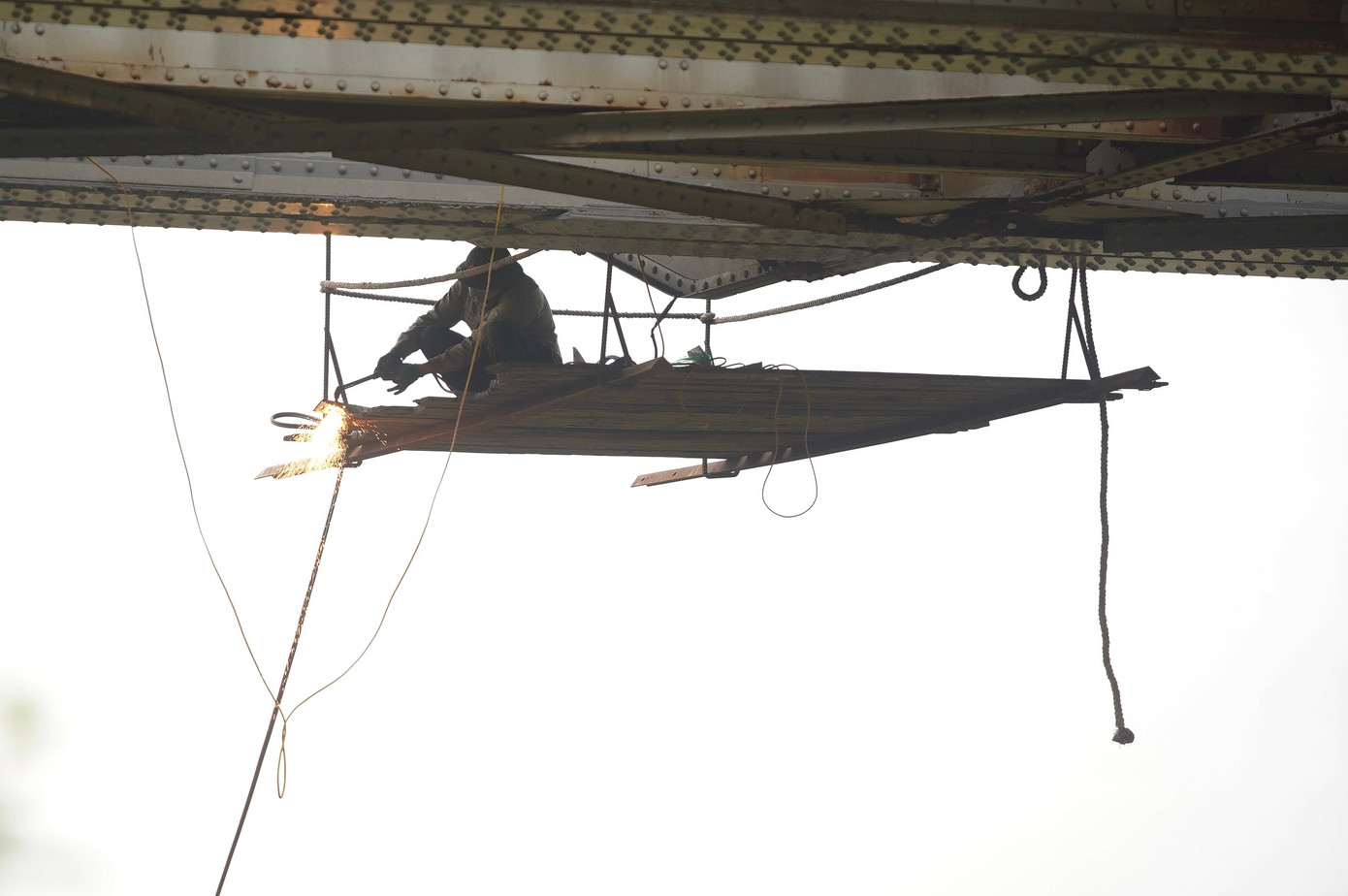 Cầu Long Biên được quây tôn, hạn chế lưu thông để trùng tu- Ảnh 5. Cầu Long Biên được quây tôn, hạn chế lưu thông để trùng tu- Ảnh 5.