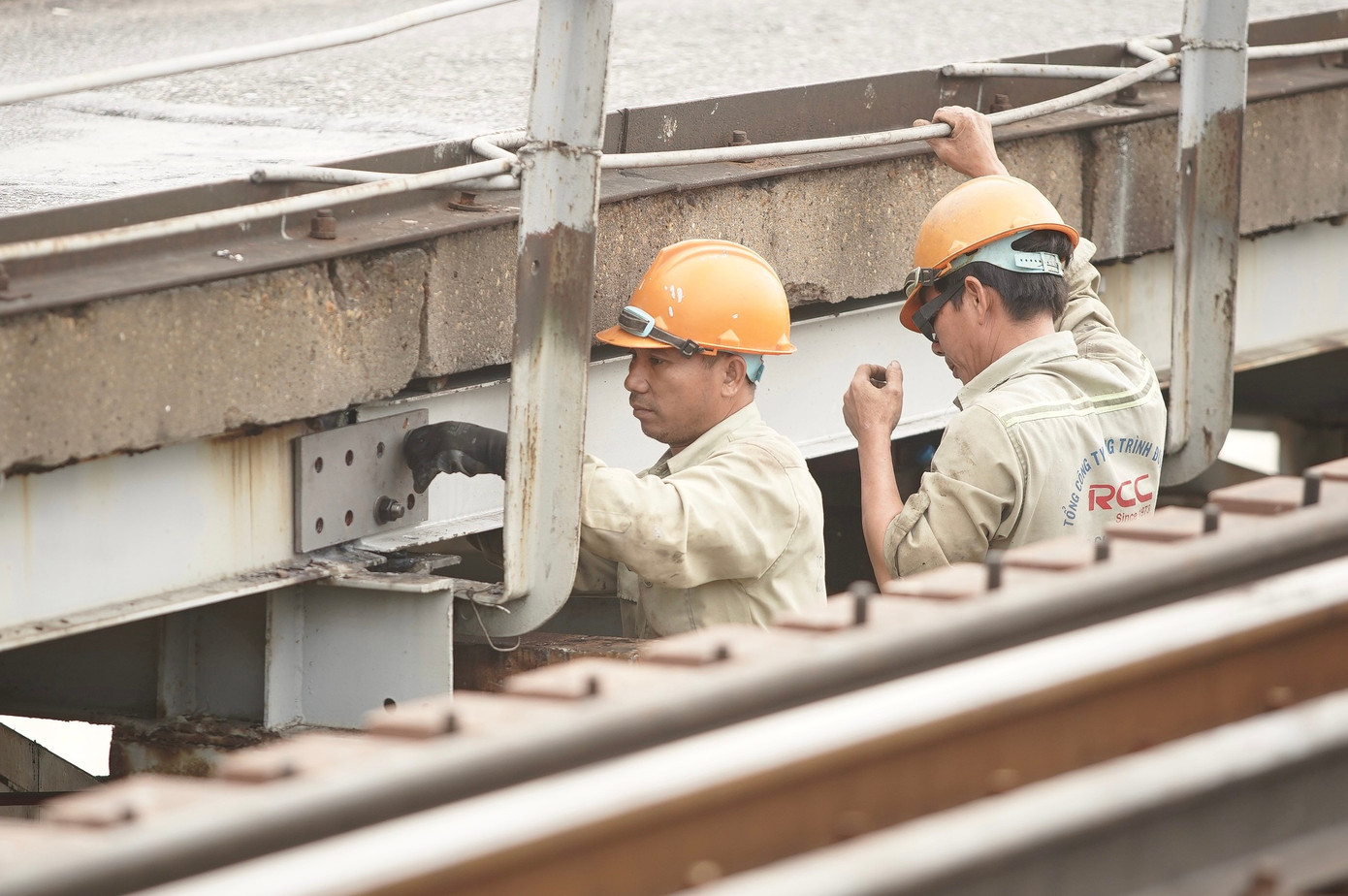 Cầu Long Biên được quây tôn, hạn chế lưu thông để trùng tu- Ảnh 6. Cầu Long Biên được quây tôn, hạn chế lưu thông để trùng tu- Ảnh 6.